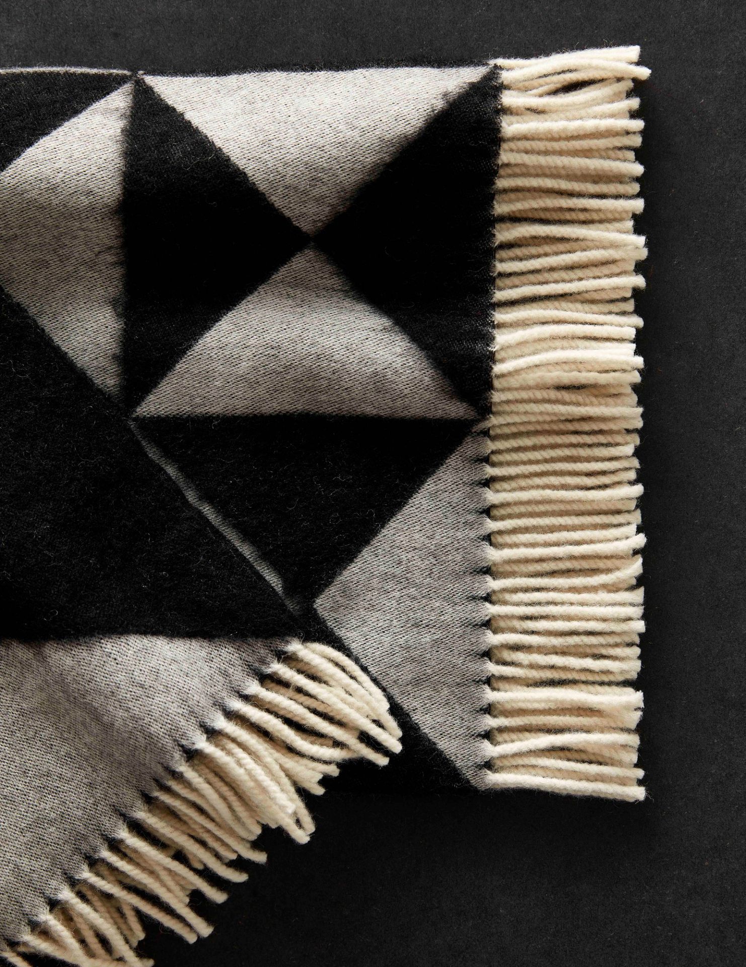 Mirror Throw Black Verpan