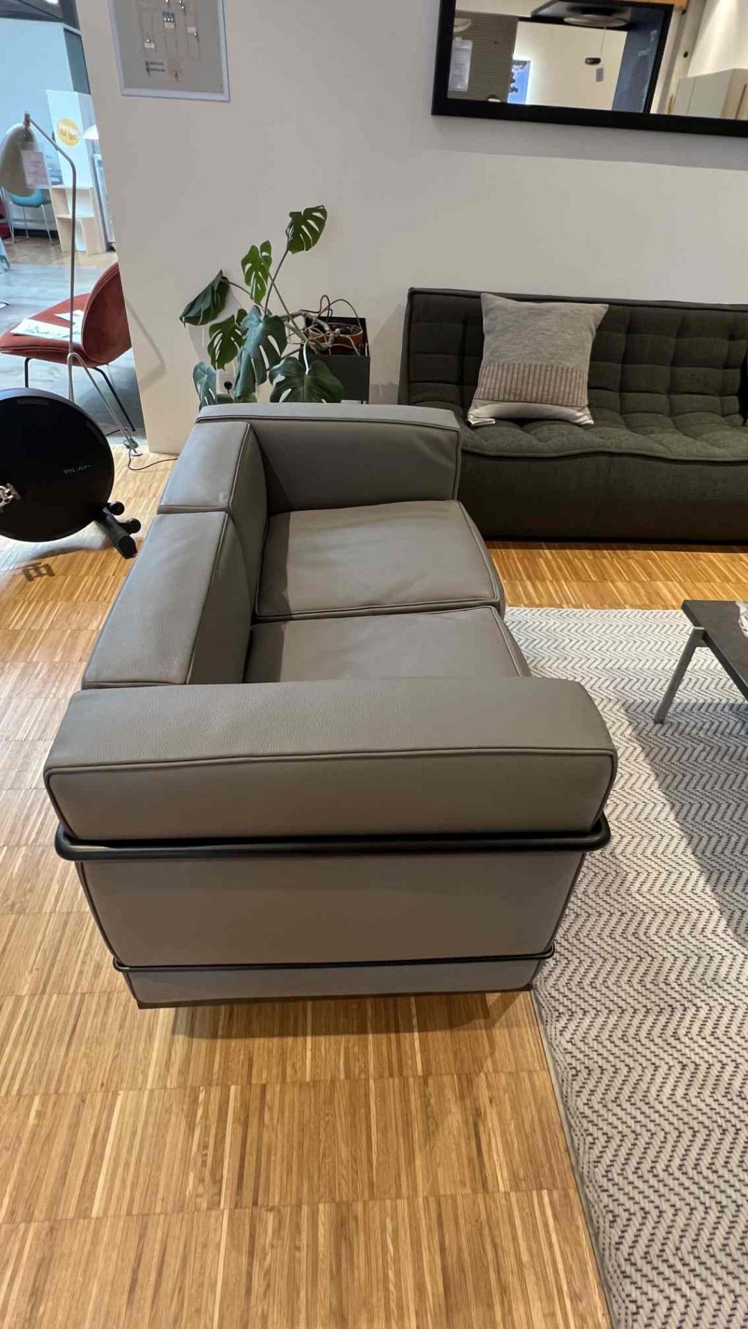 2 Fauteuil Grand Confort Petit Modèle Deux Places two-seater sofa Cassina EXHIBITION PIECE