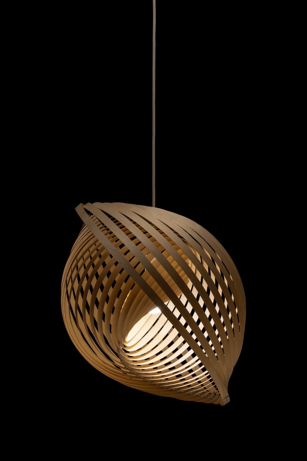 Adilo Pendelleuchte von Secto Design aus hellem Holz, spiralförmig und modern für Wohnzimmer und Essbereich.