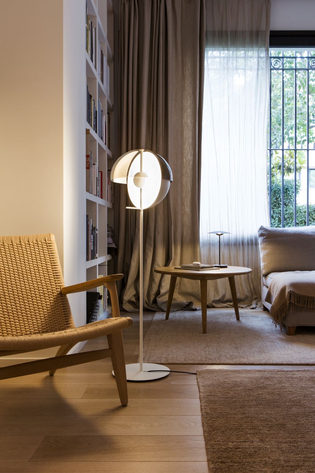 Theia P Floor lamp black Marset