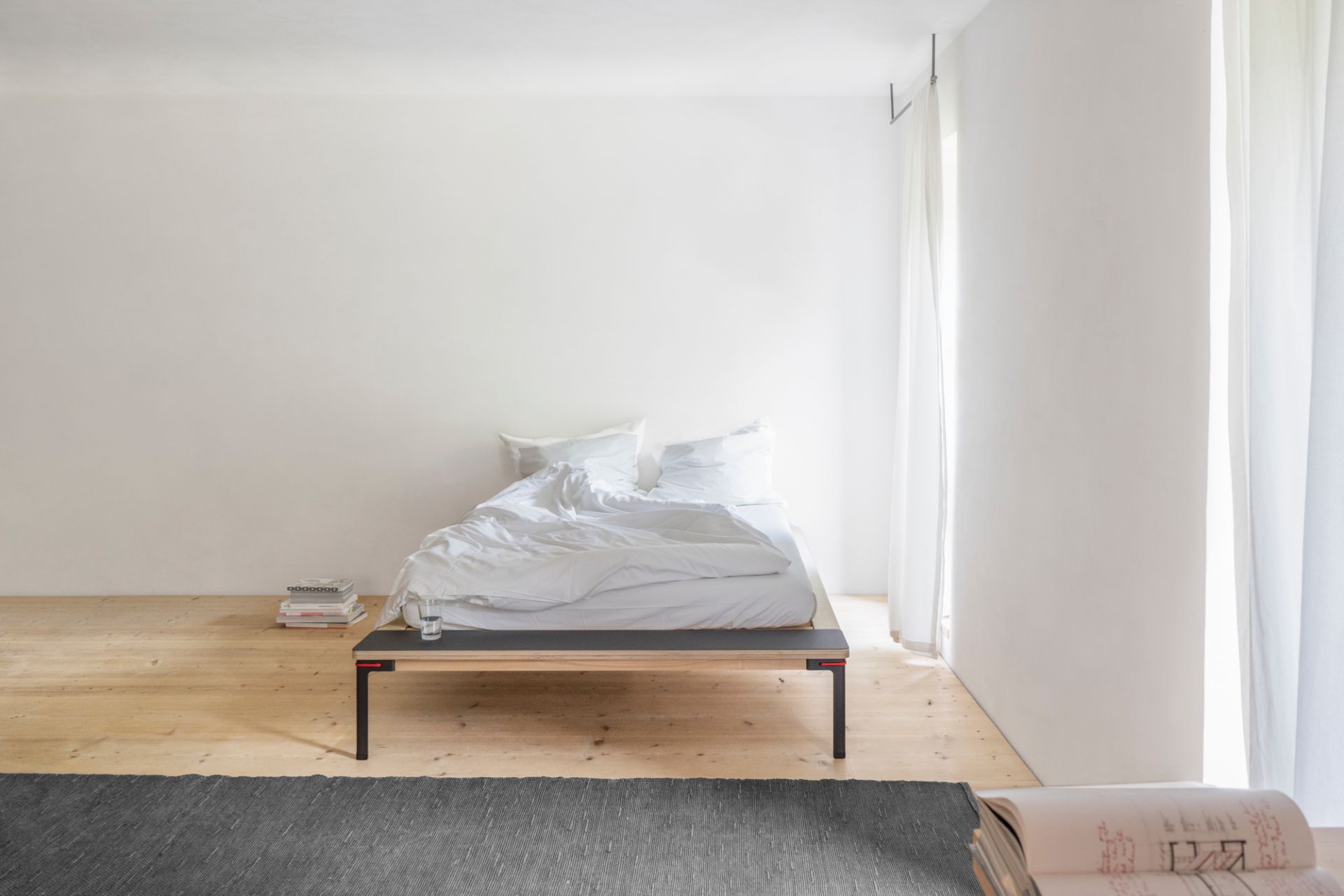 Seiltänzer bed 200 red 140 x 200 Nils Holger Moormann
