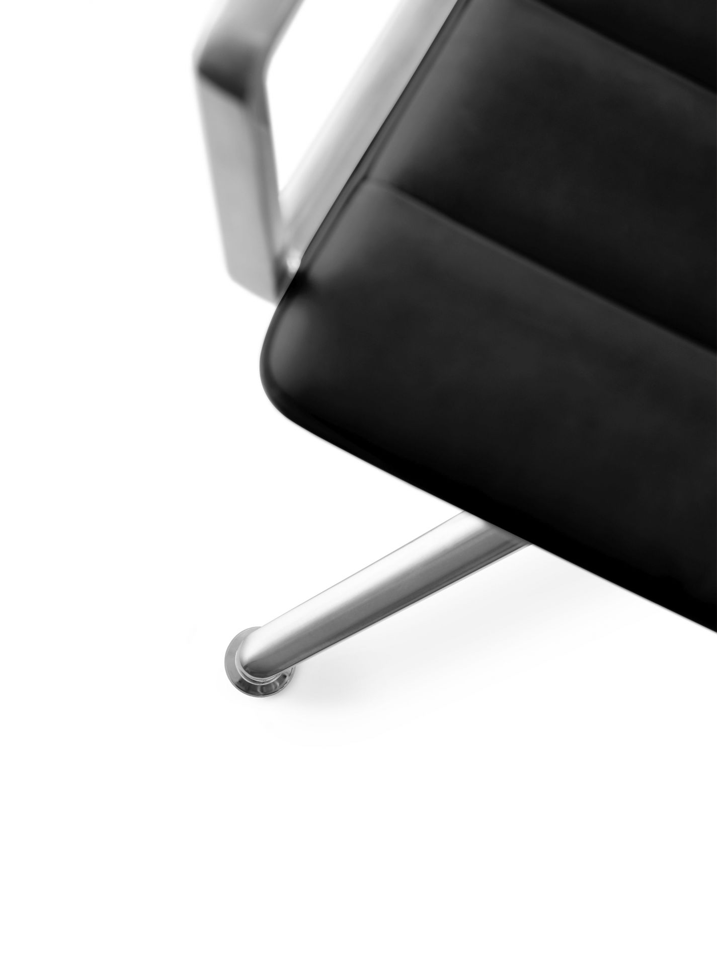 VIPP452 Swivel Chair with Gliders Vipp