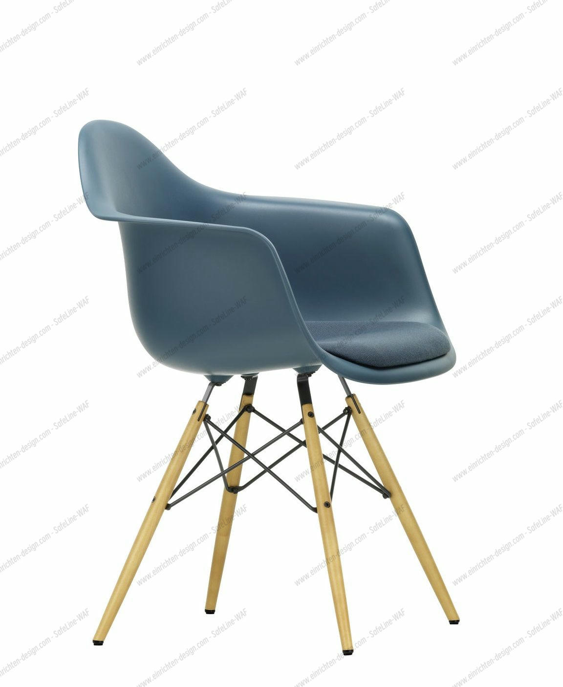 Blauer Eames Plastic Arm Chair DAW Stuhl von Vitra mit Sitzpolster und Holzbeinen.