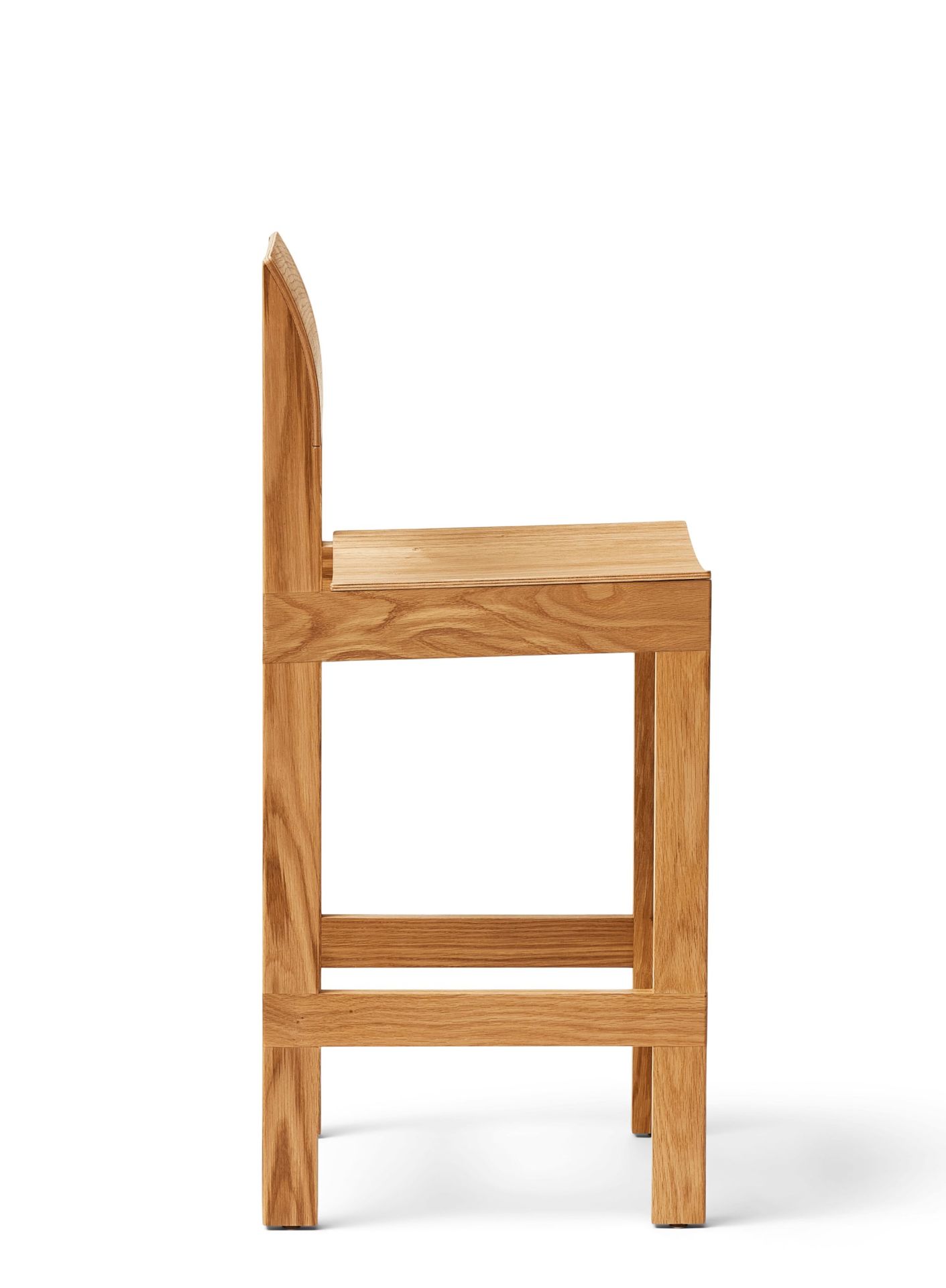 Sonder Barhocker 65 von Form & Refine, Seitenansicht, aus hellem Eichenholz, minimalistisches Design.