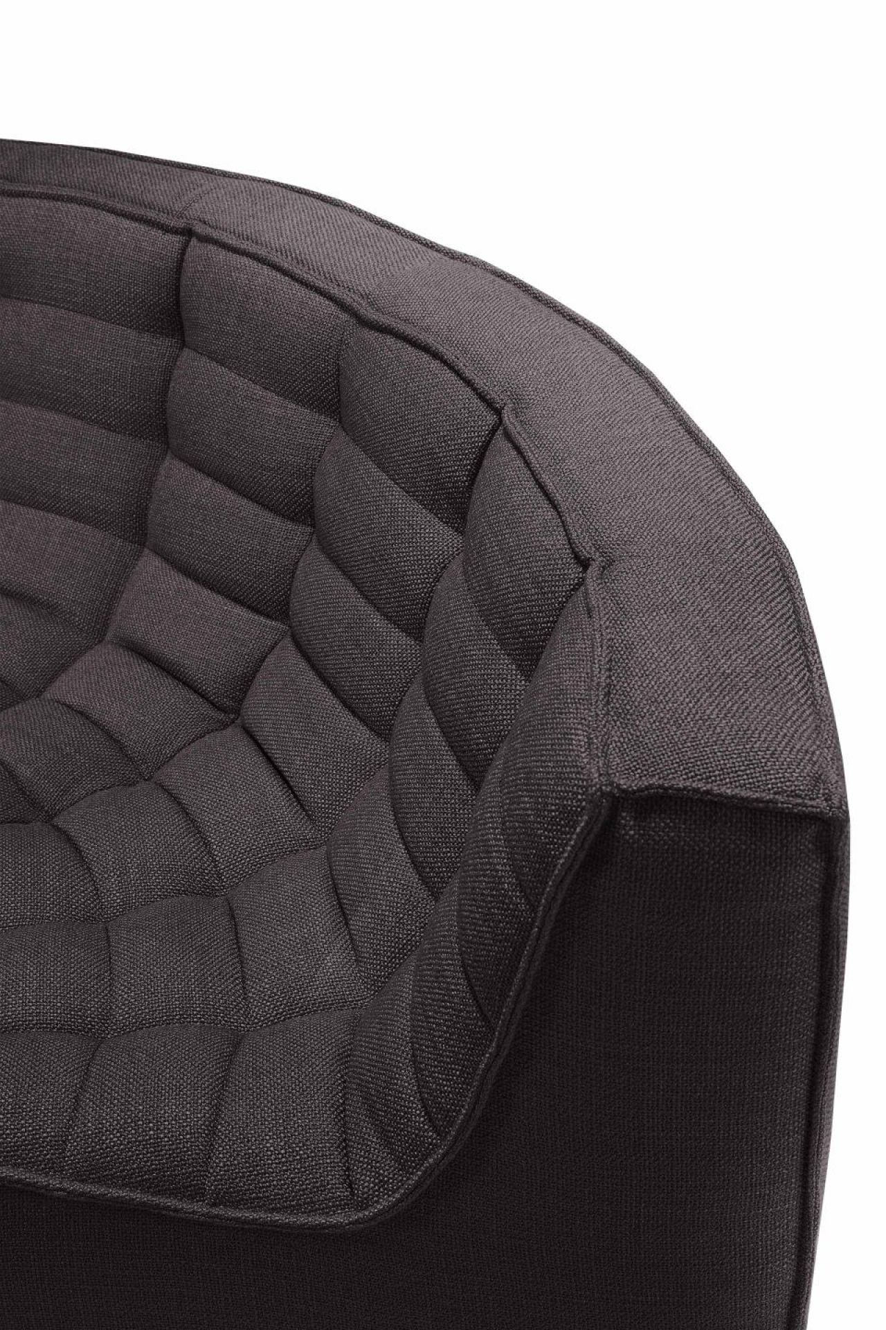 Detailaufnahme: Dunkelgraue N701 Sofa Ecke von Ethnicraft mit gesteppter Polsterung und hochwertigem Stoffbezug.