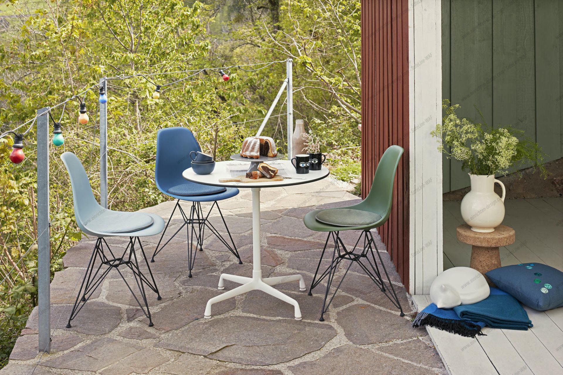 Eames Plastic Side Chair DSR Chair Vitra Black-Pale Pink