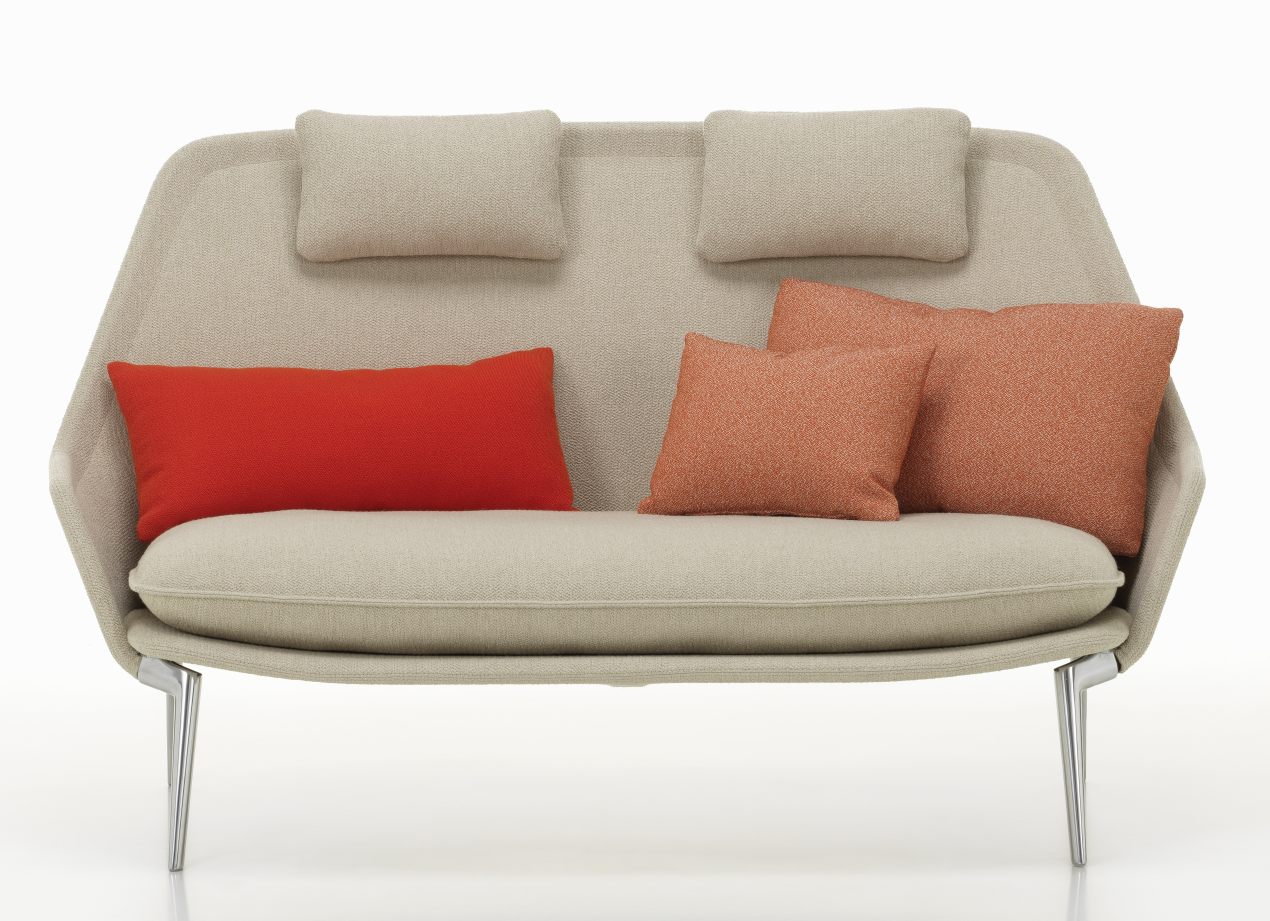 Vitra Slow Sofa aus Stoff in Beige mit roten und orangefarbenen Kissen, modernes Design.