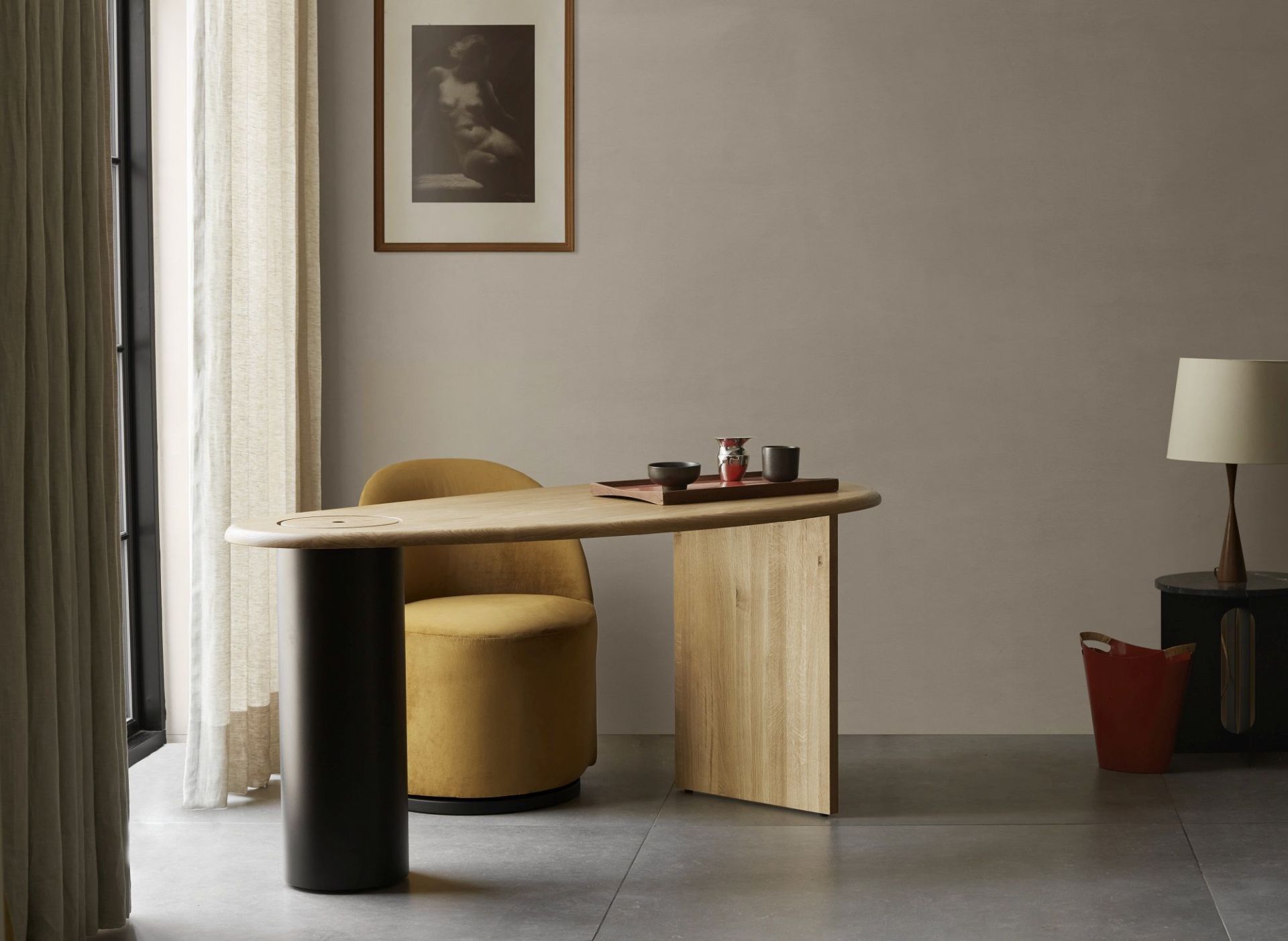 The Eclipse Desk Schreibtisch von Audo Copenhagen aus hellem Holz mit schwarzem Bein.