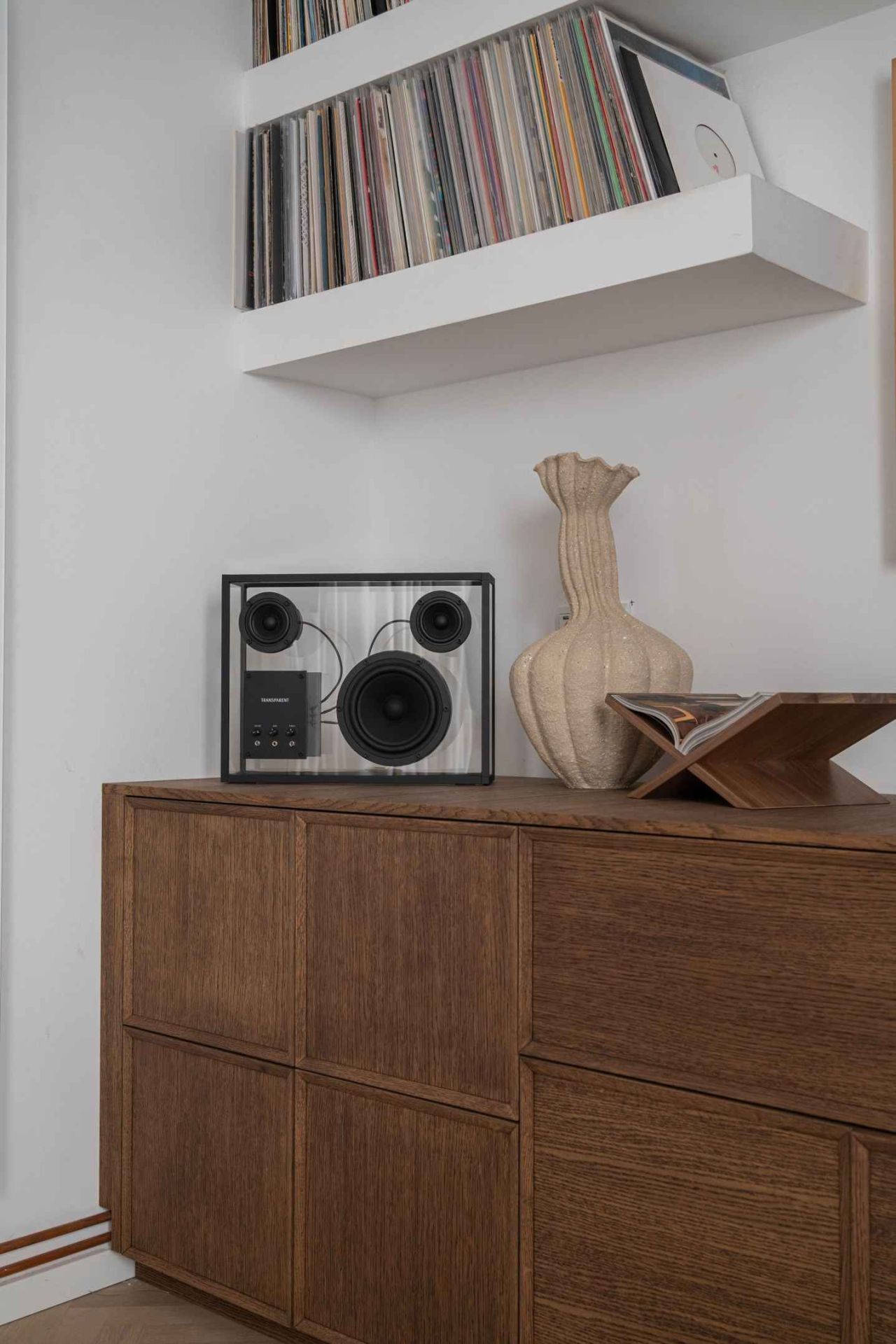Transparent loudspeaker Transparent