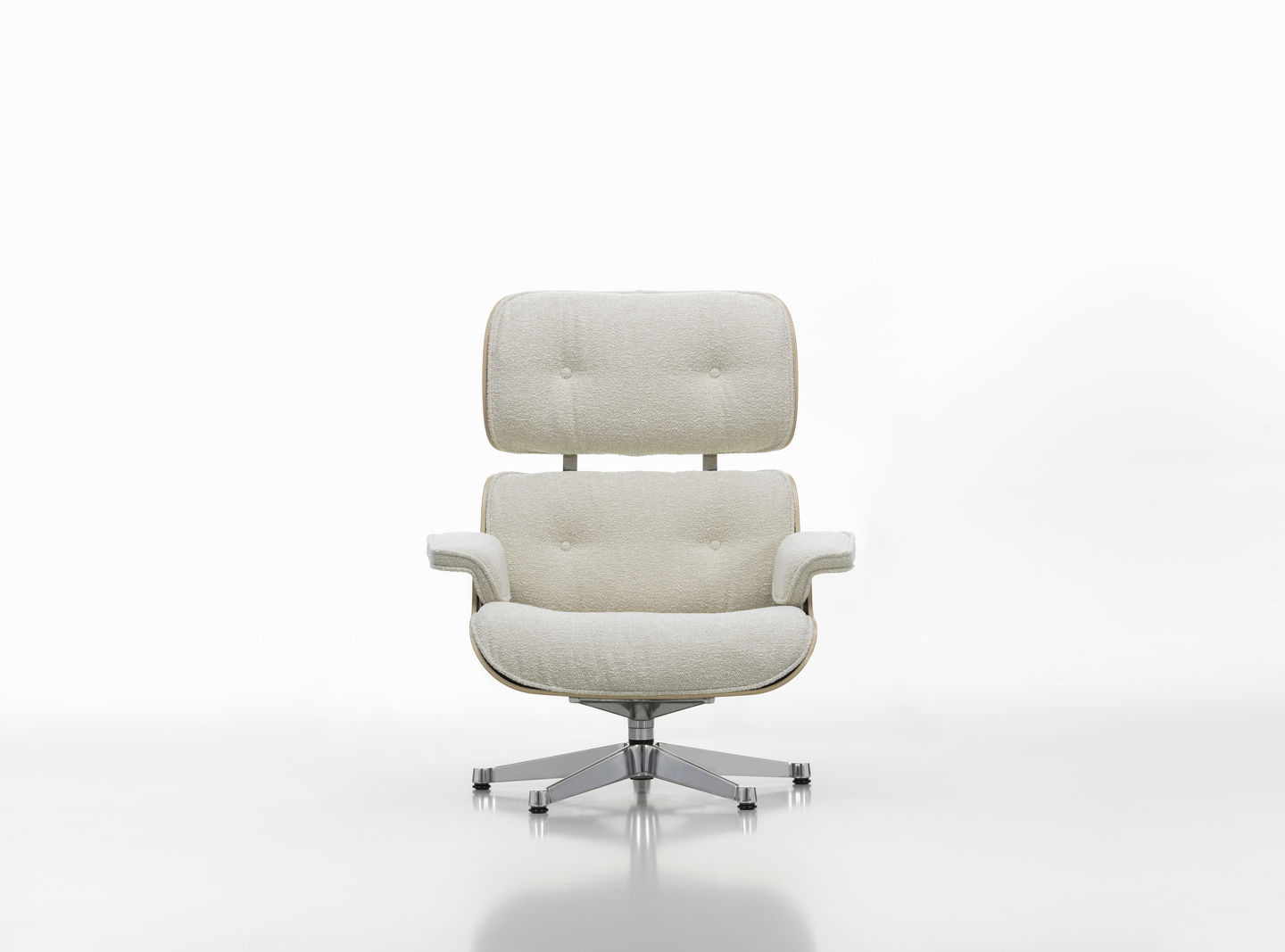 Vitra Eames Lounge Chair mit Ottoman, hellbeige Stoffbezug und Aluminiumfuß auf weißem Hintergrund.
