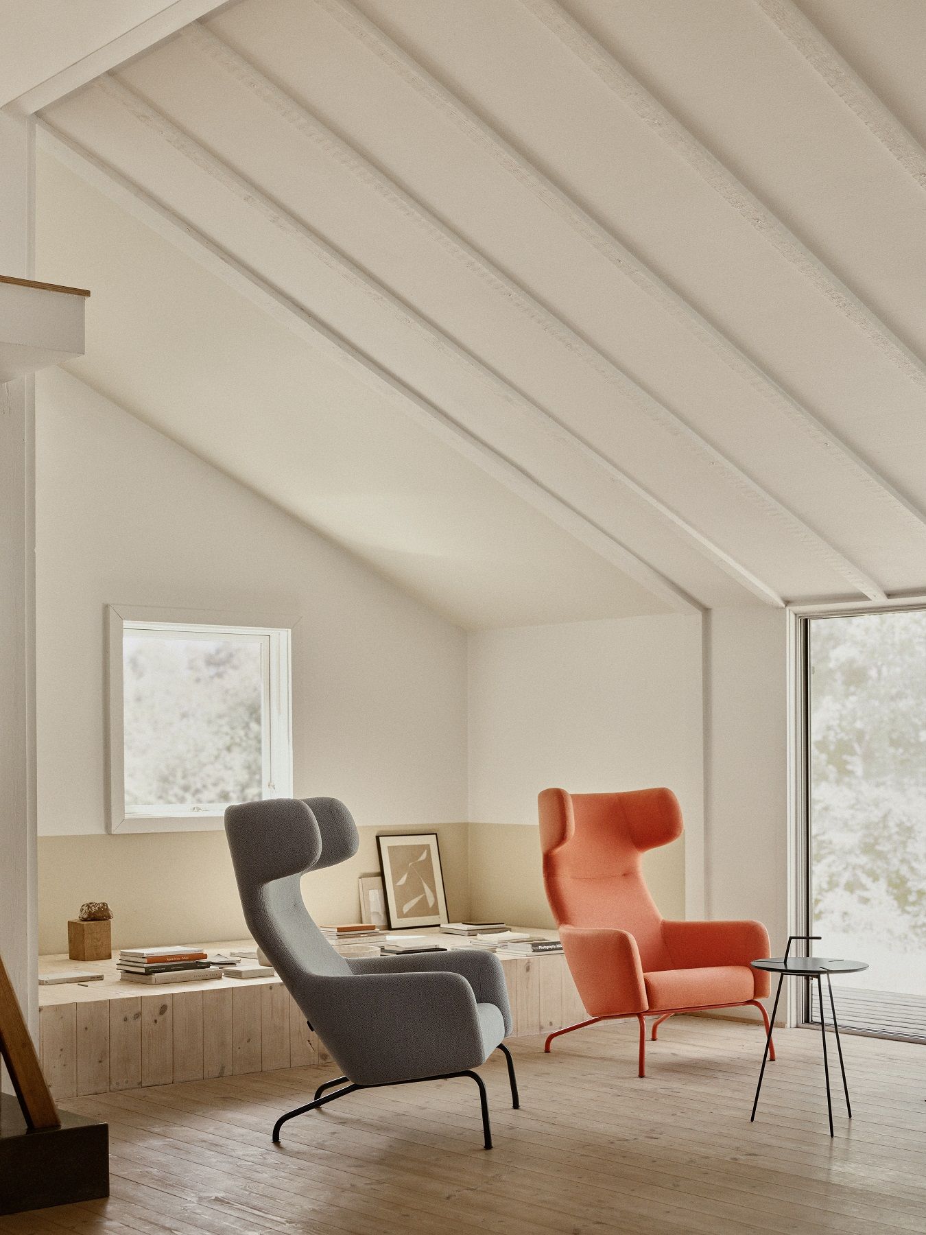 Heller Raum mit grauem und orangefarbenem Havana Armchair Ohrensessel von Softline, skandinavisches Design.