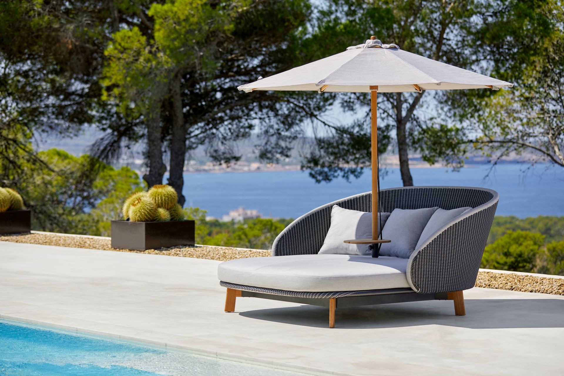 Peacock Outdoor Lounger with table and cushions Cane-Line