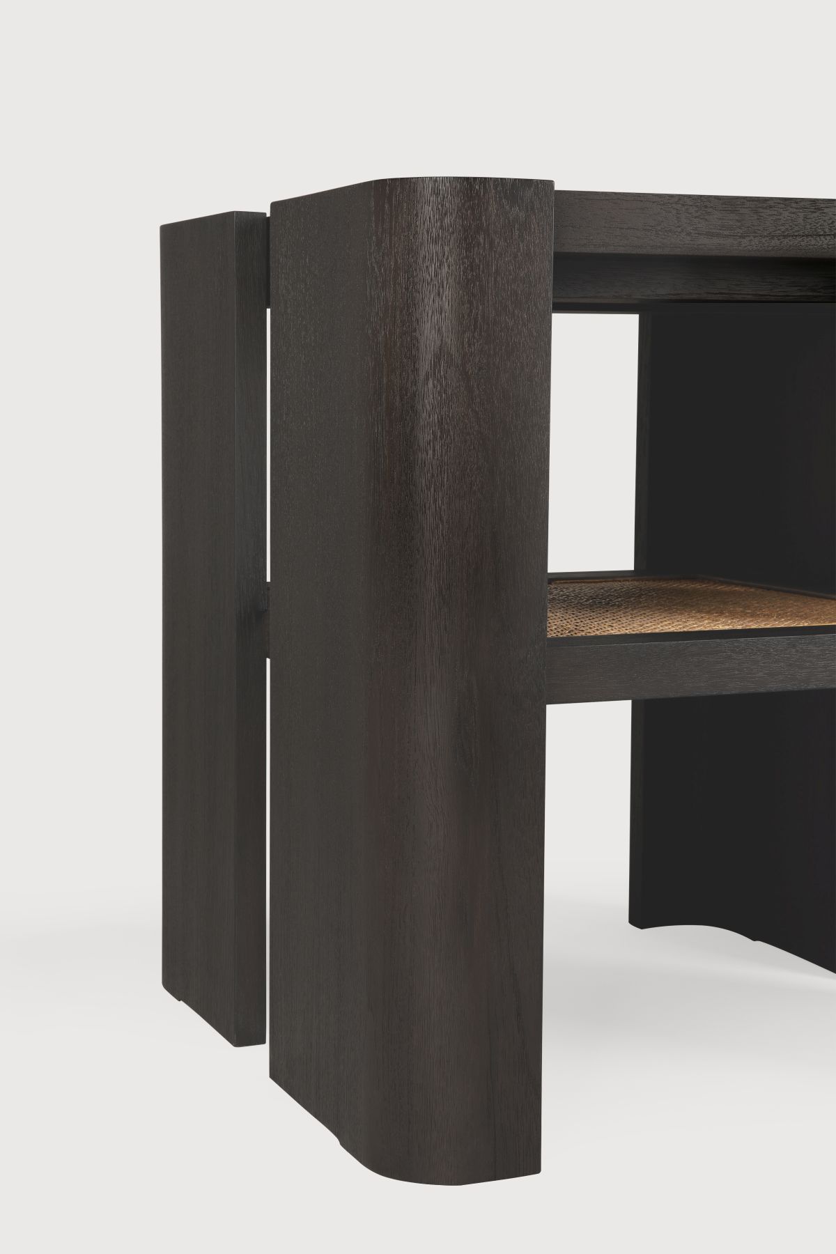 Detailaufnahme des Ethnicraft Panel Beistelltischs aus dunklem Holz mit geflochtenem Regalboden.