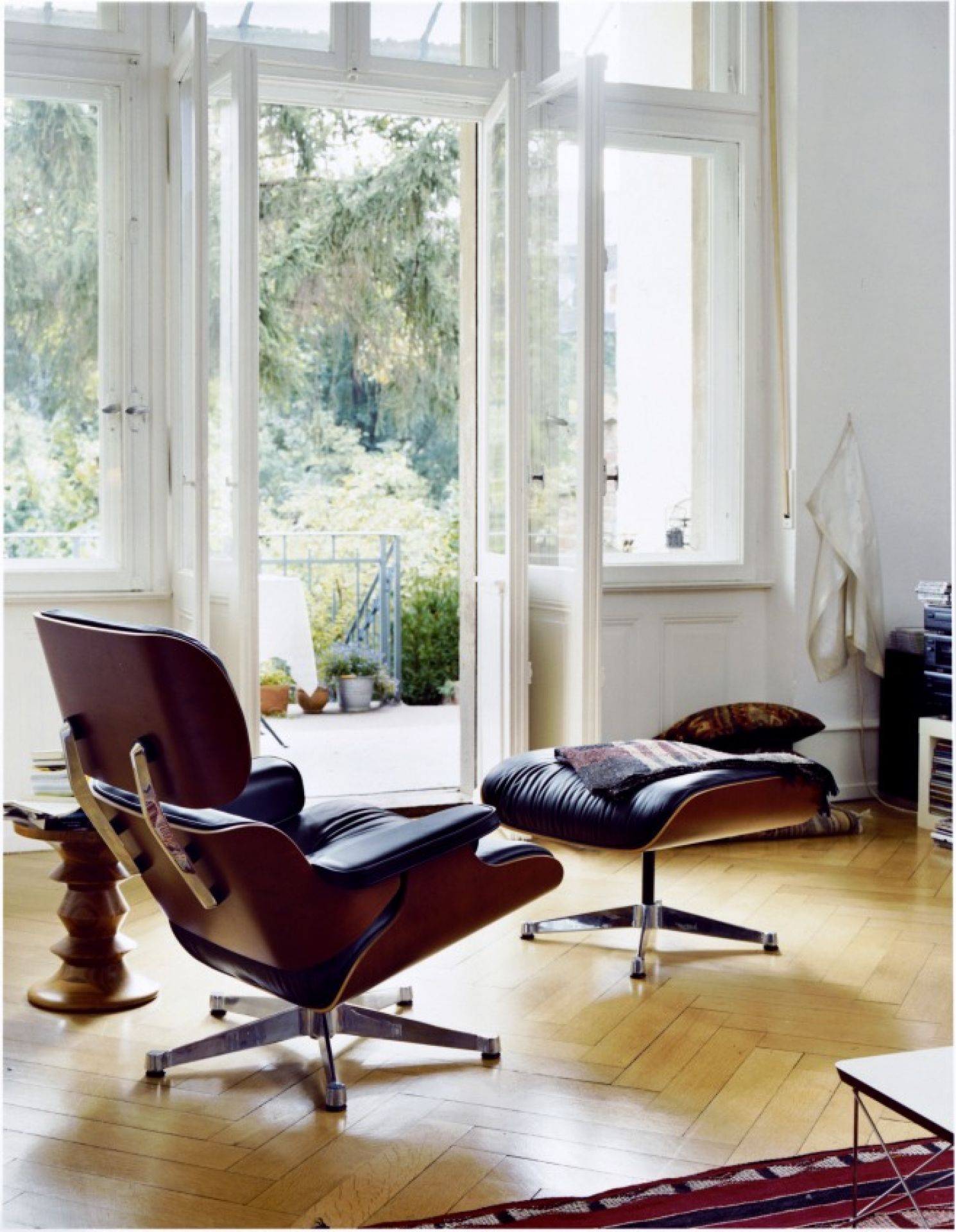 Eames Lounge Chair & Ottoman Walnut white leather Vitra