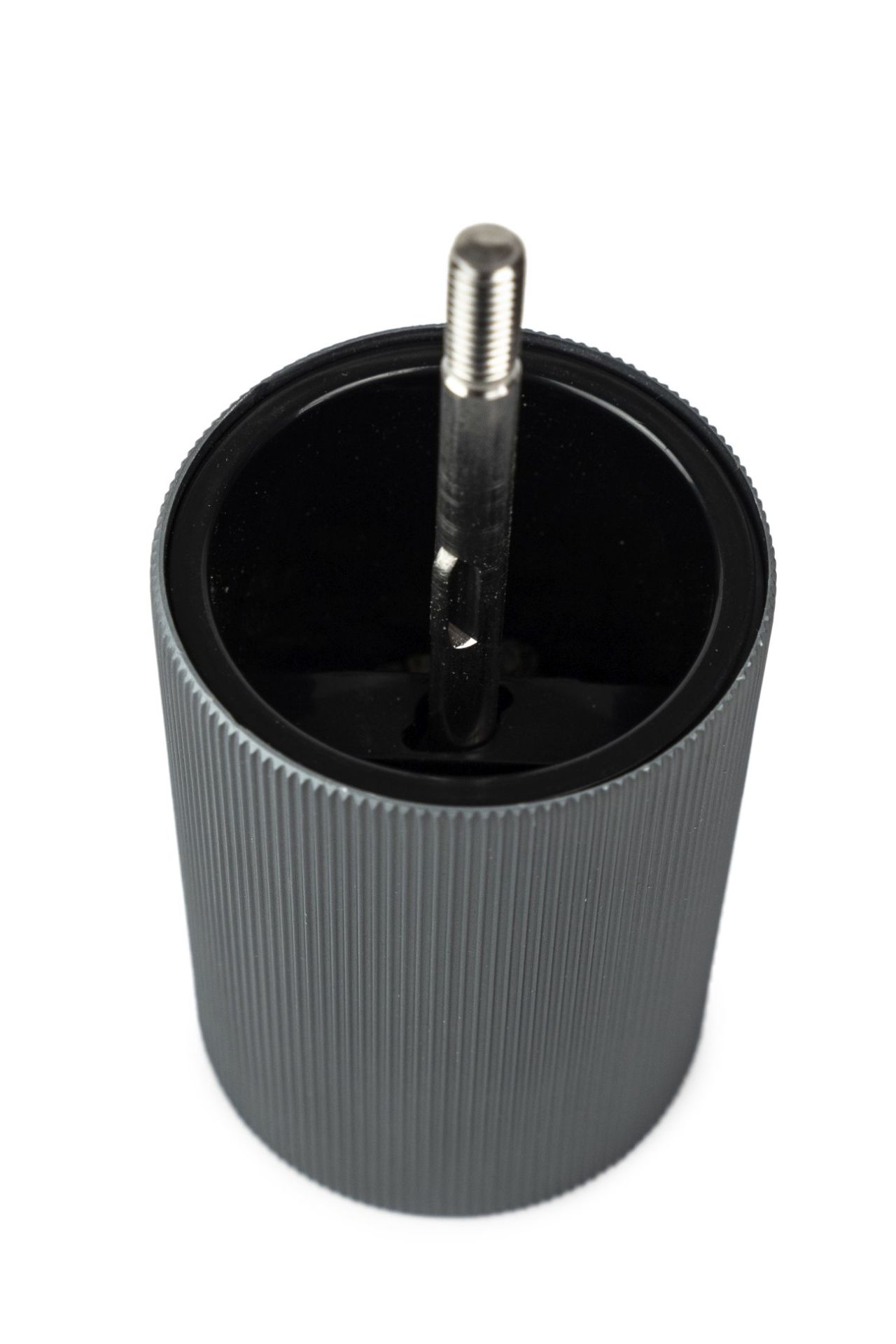 Detailaufnahme der Peugeot Line Pfeffermühle H 18 cm in Graphit und Carbon, Blick in das Mahlwerk.