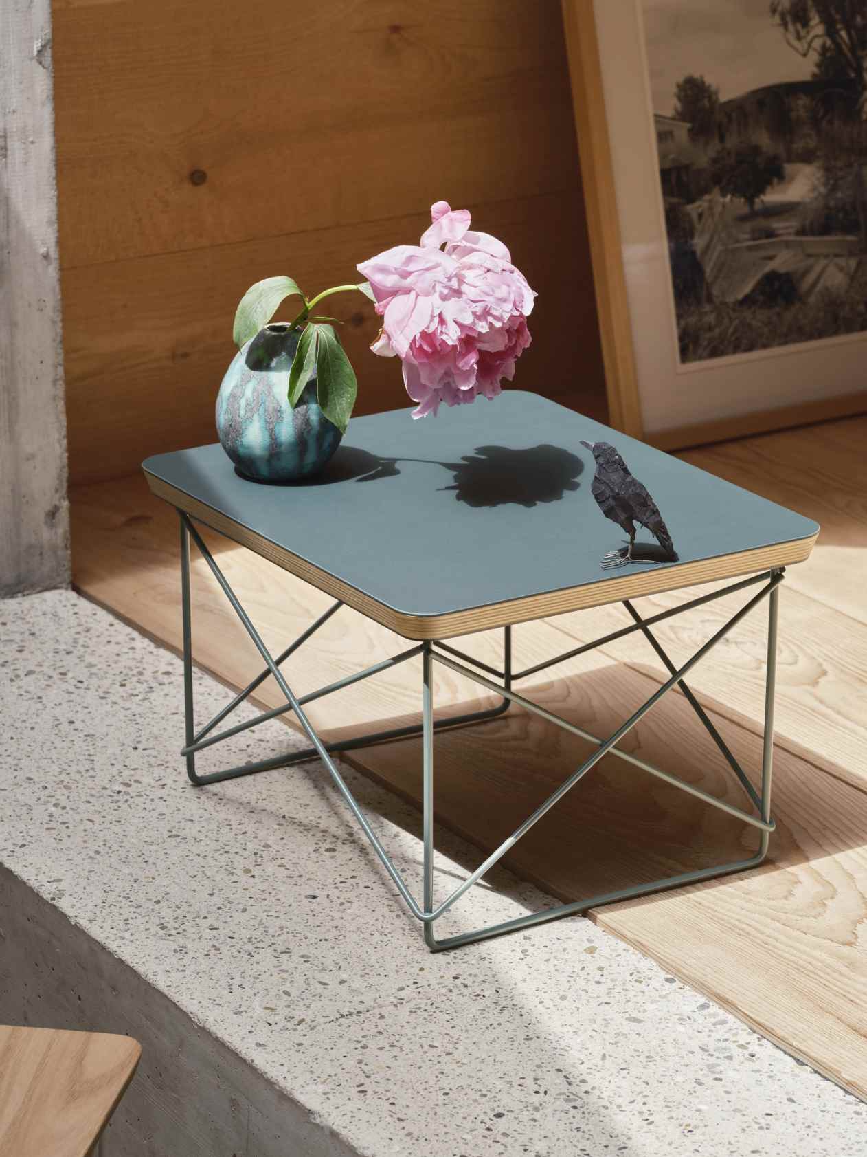Vitra LTR Occasional Table Beistelltisch in Rauchblau mit Linoleum-Tischplatte, dekoriert mit Blume und Vogel.