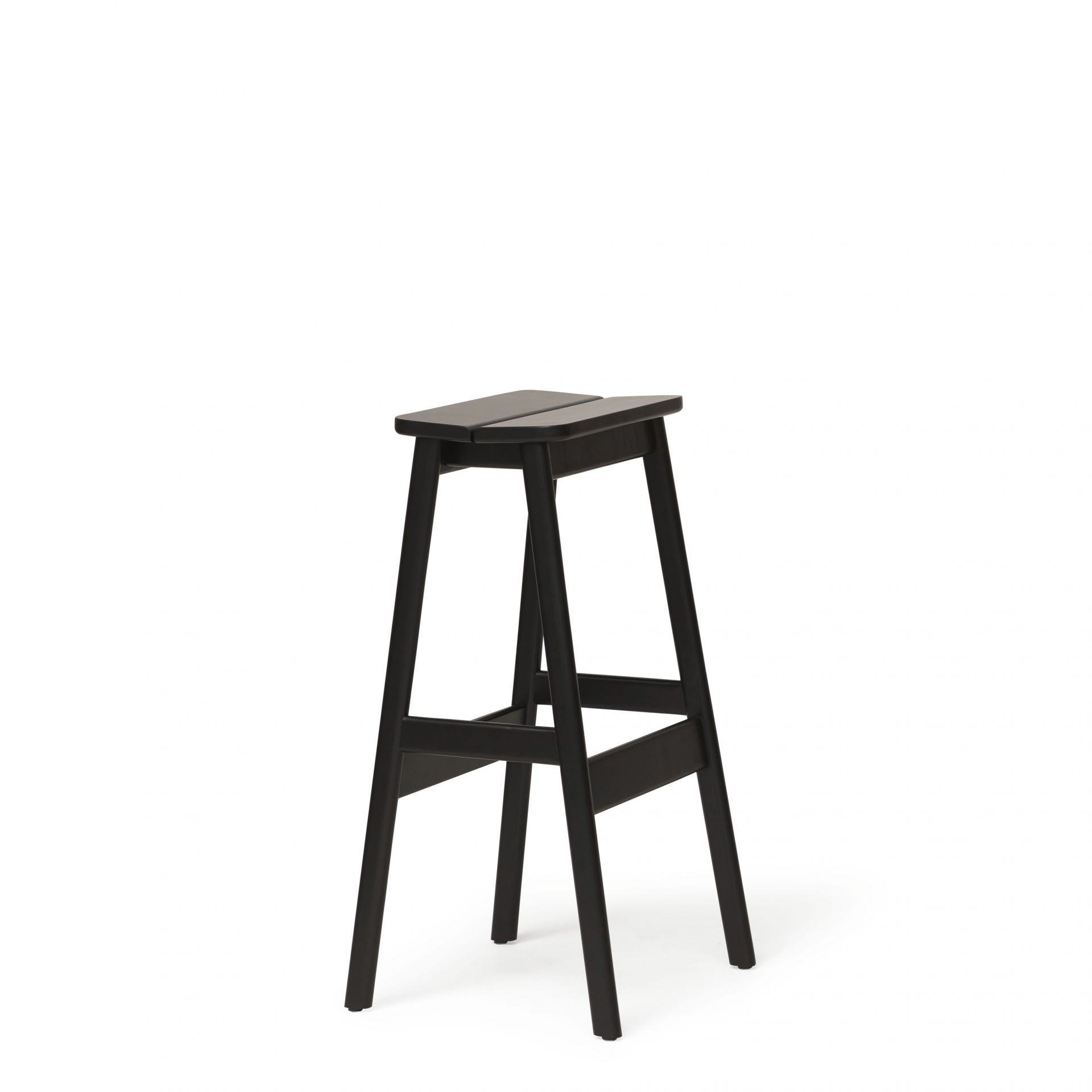 Schwarzer Angle Standard Barhocker von Form & Refine, minimalistisches Design für Küche oder Bar.