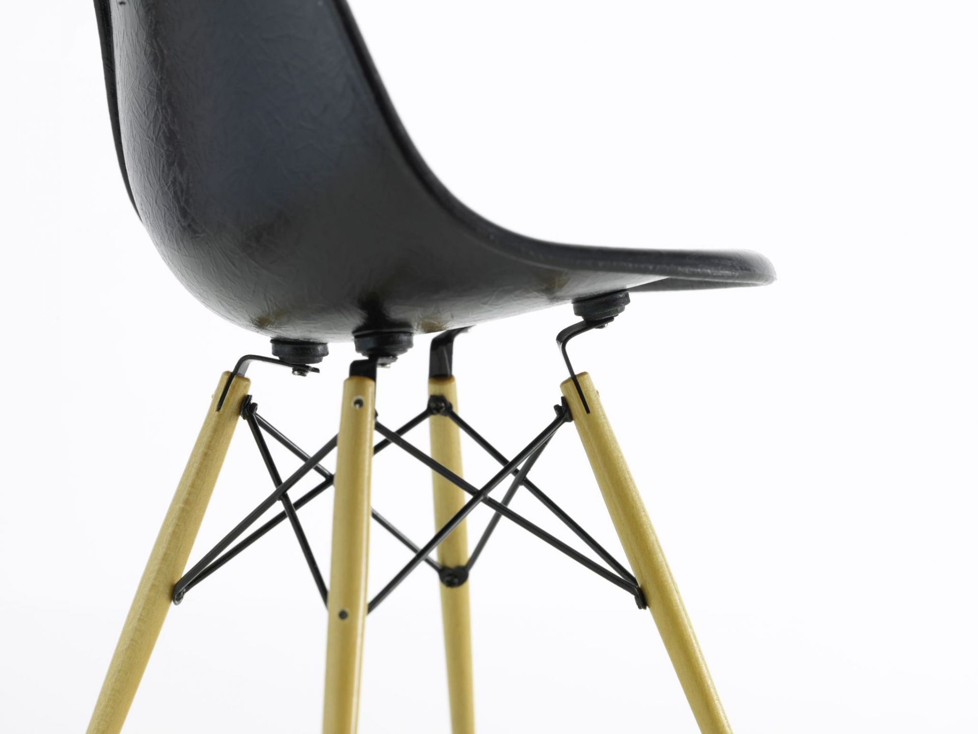 DSW schwarz [1950] Miniatur Chair Vitra