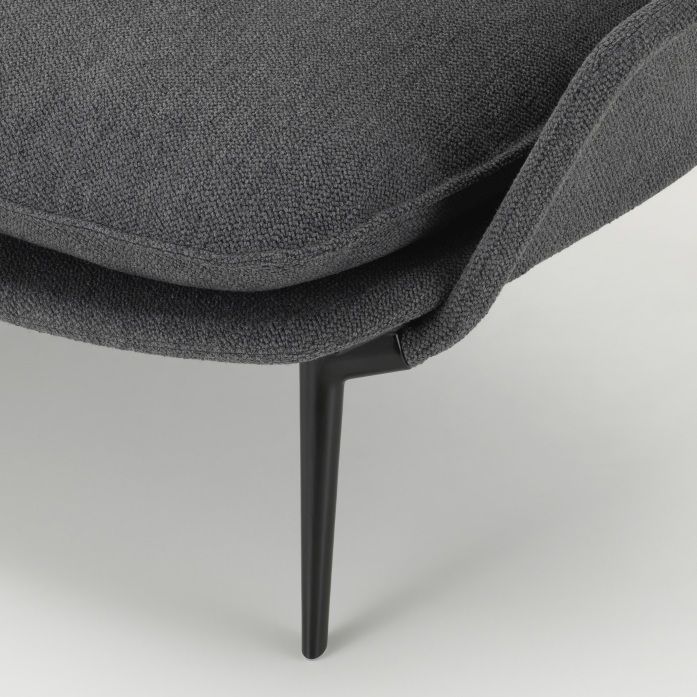 Detailaufnahme vom Vitra Slow Sofa mit grauem Stoffbezug und schwarzen Füßen.