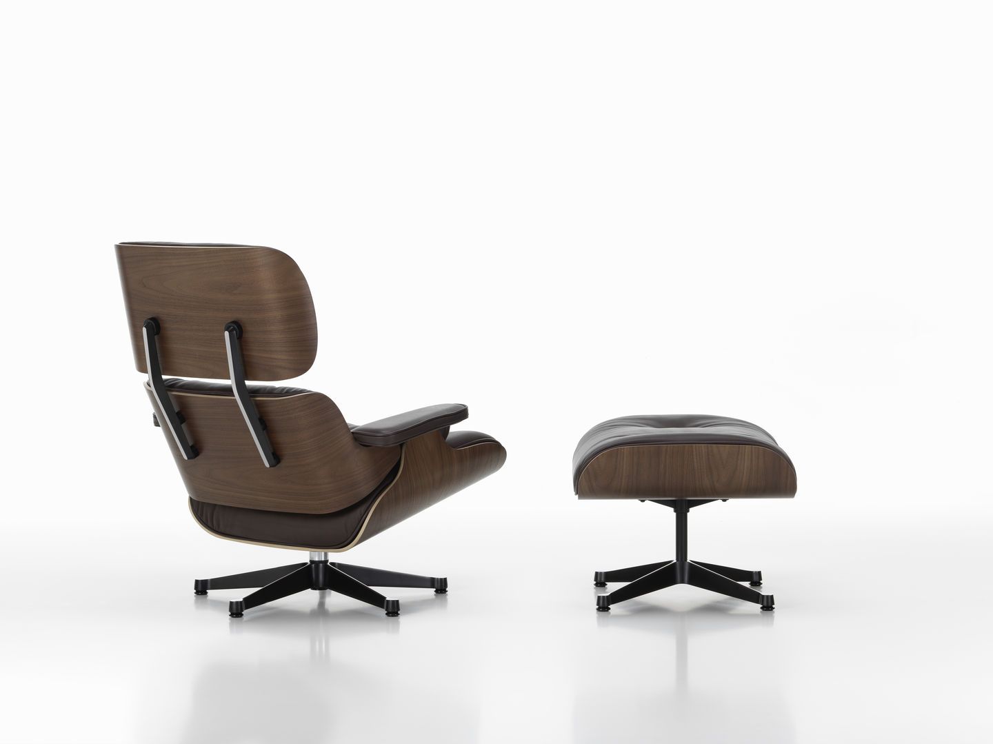 Eames Lounge Chair mit Ottoman von Vitra, Walnuss Holz und braunem Leder, Rückansicht.