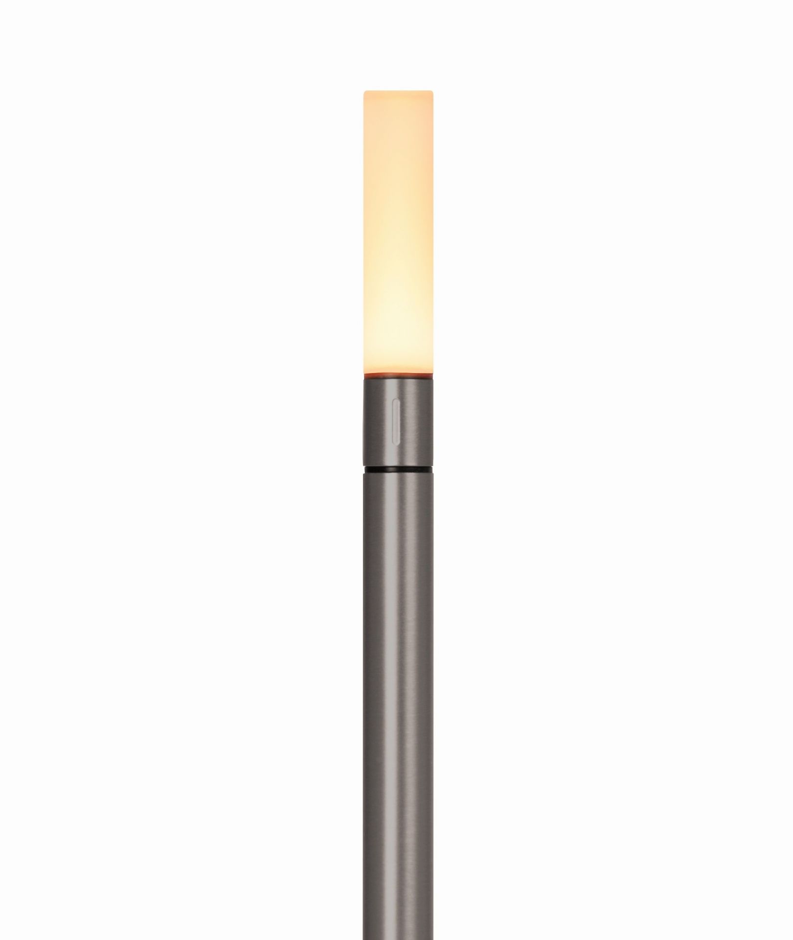 Graphitfarbene Graypants Wick Akkuleuchte: Moderne, tragbare Tischleuchte mit warmem Licht und USB-Anschluss.