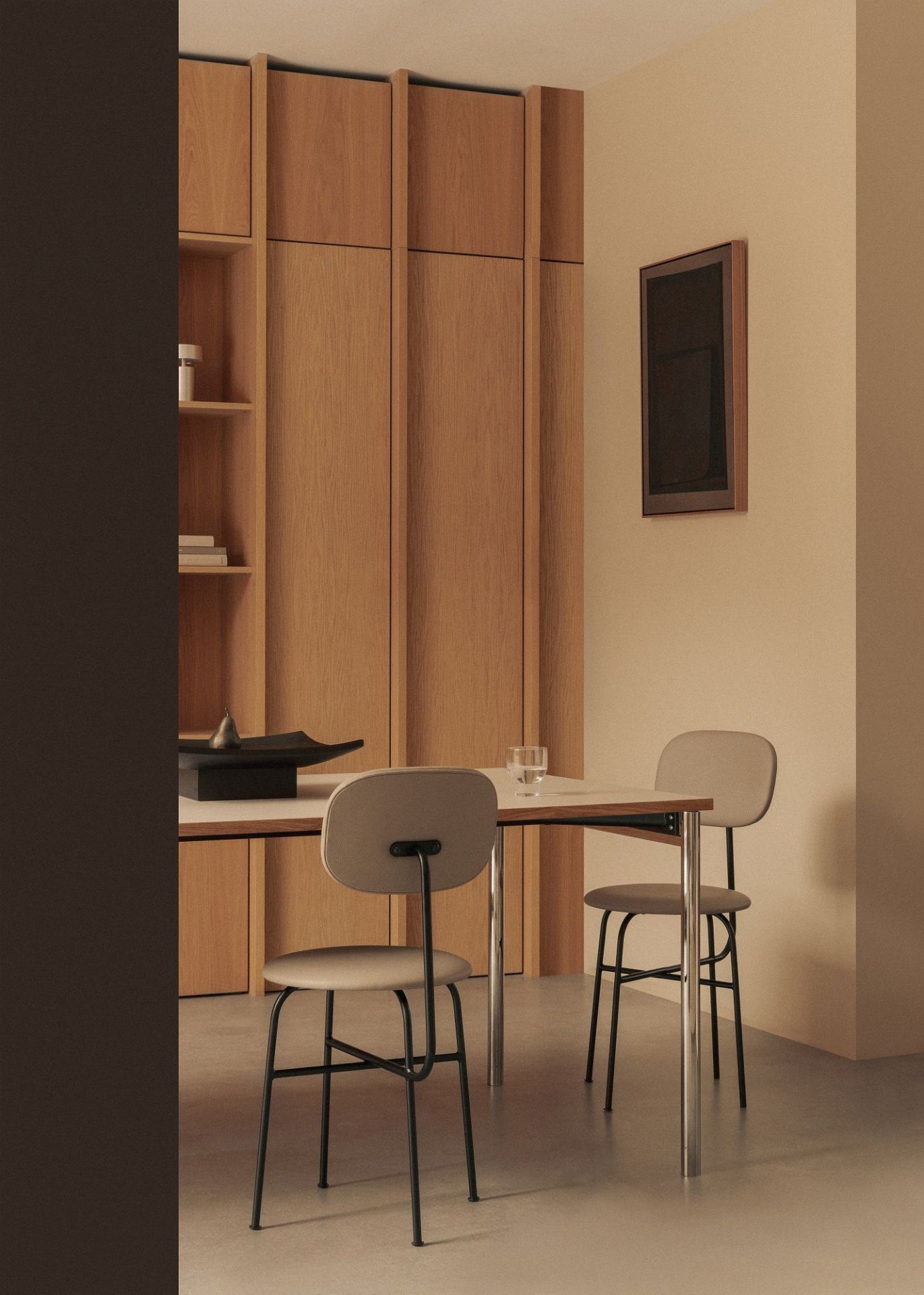 Zwei Audo Copenhagen Afteroom Stühle am Esstisch in einem modern eingerichteten Esszimmer.