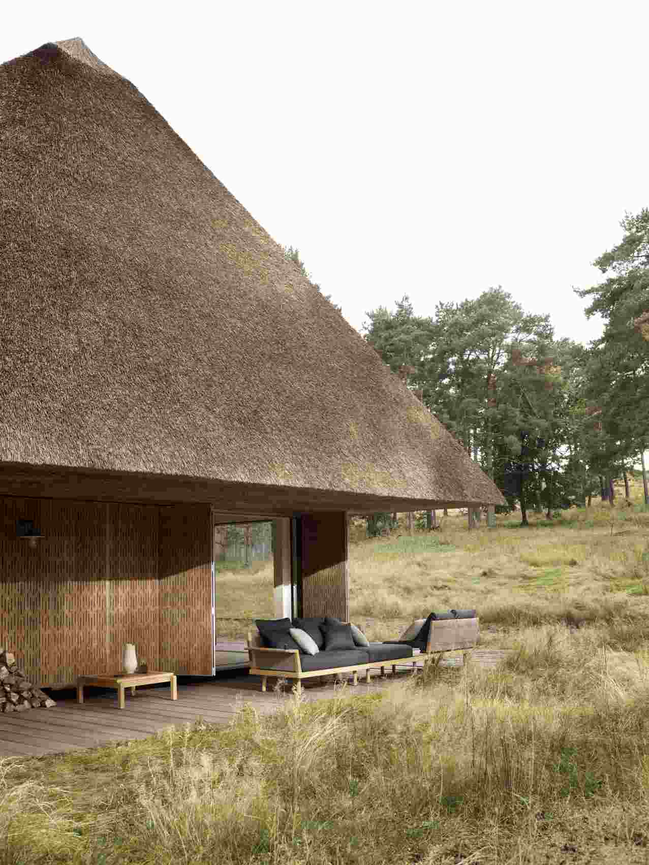E023 Embrace Lounge Table Outdoor Carl Hansen & Søn