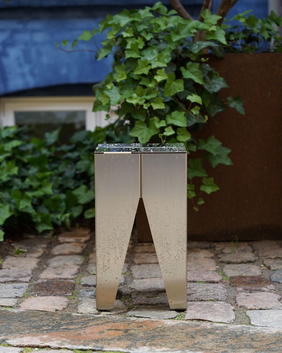 Backenzahn Steel Stool/Side Table e15
