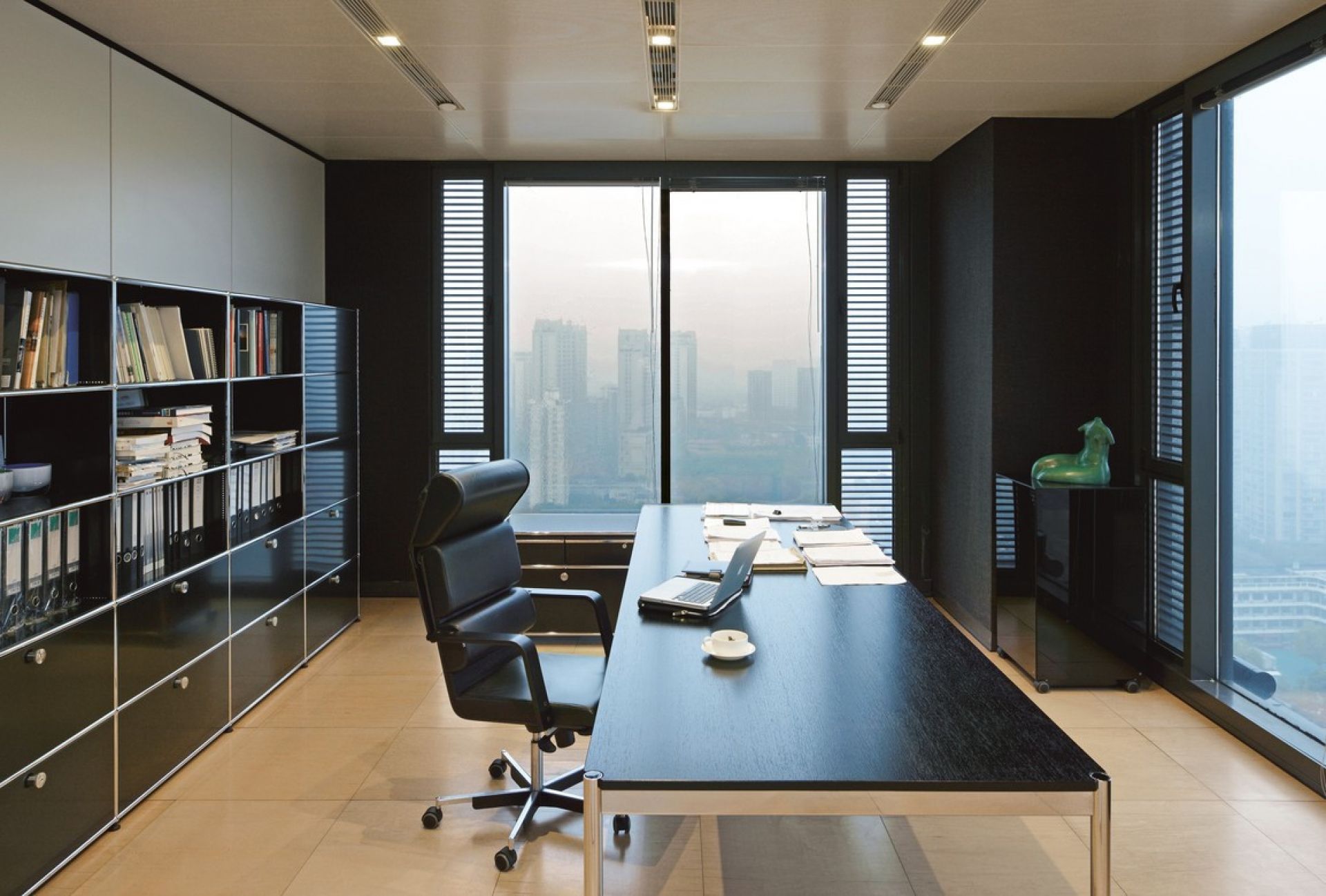 USM Haller Tisch 175 x 100 cm eiche furniert, lackiert schwarz