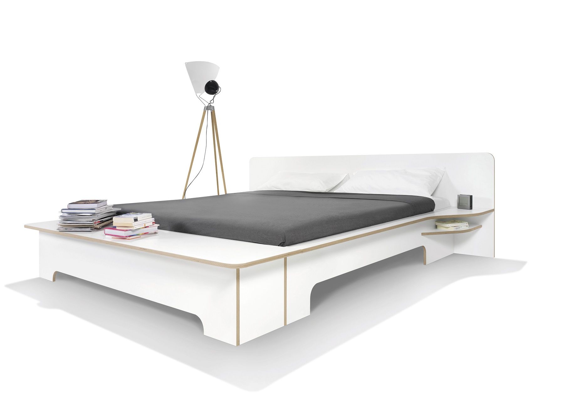 Weißes Plane Doppelbett von Müller Möbelwerkstätten mit Nachttisch und grauer Bettwäsche.