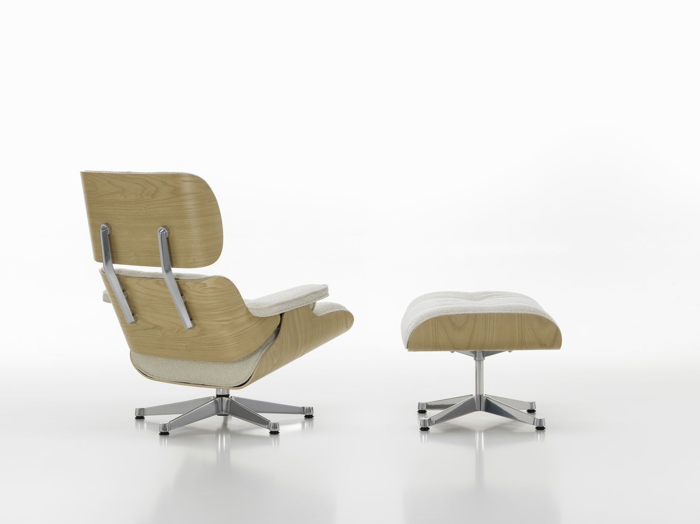 Eames Lounge Chair mit Ottoman von Vitra, Holz hell, Stoffbezug hellgrau, Rückansicht.