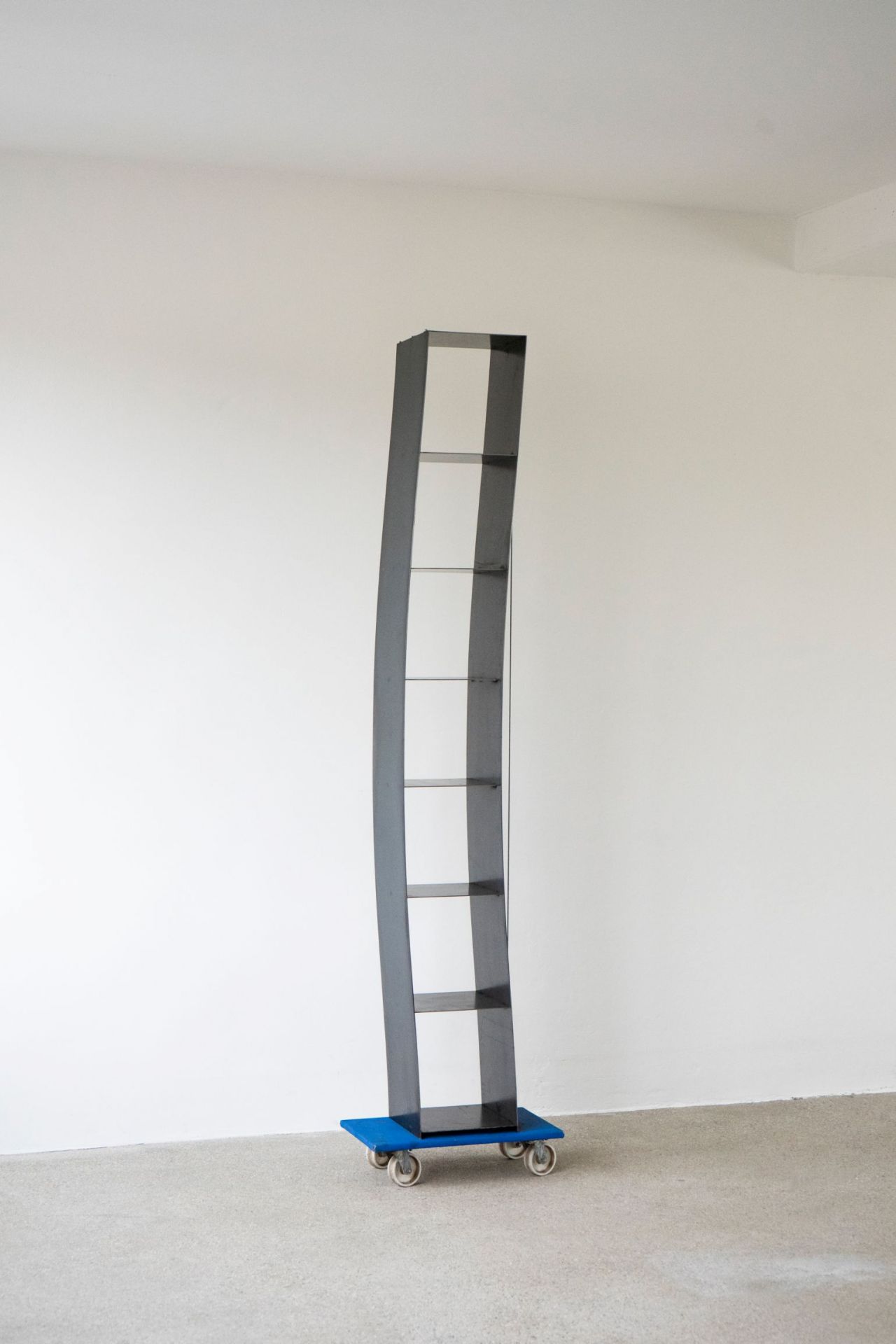 Gespanntes Regal Shelf Nils Holger Moormann