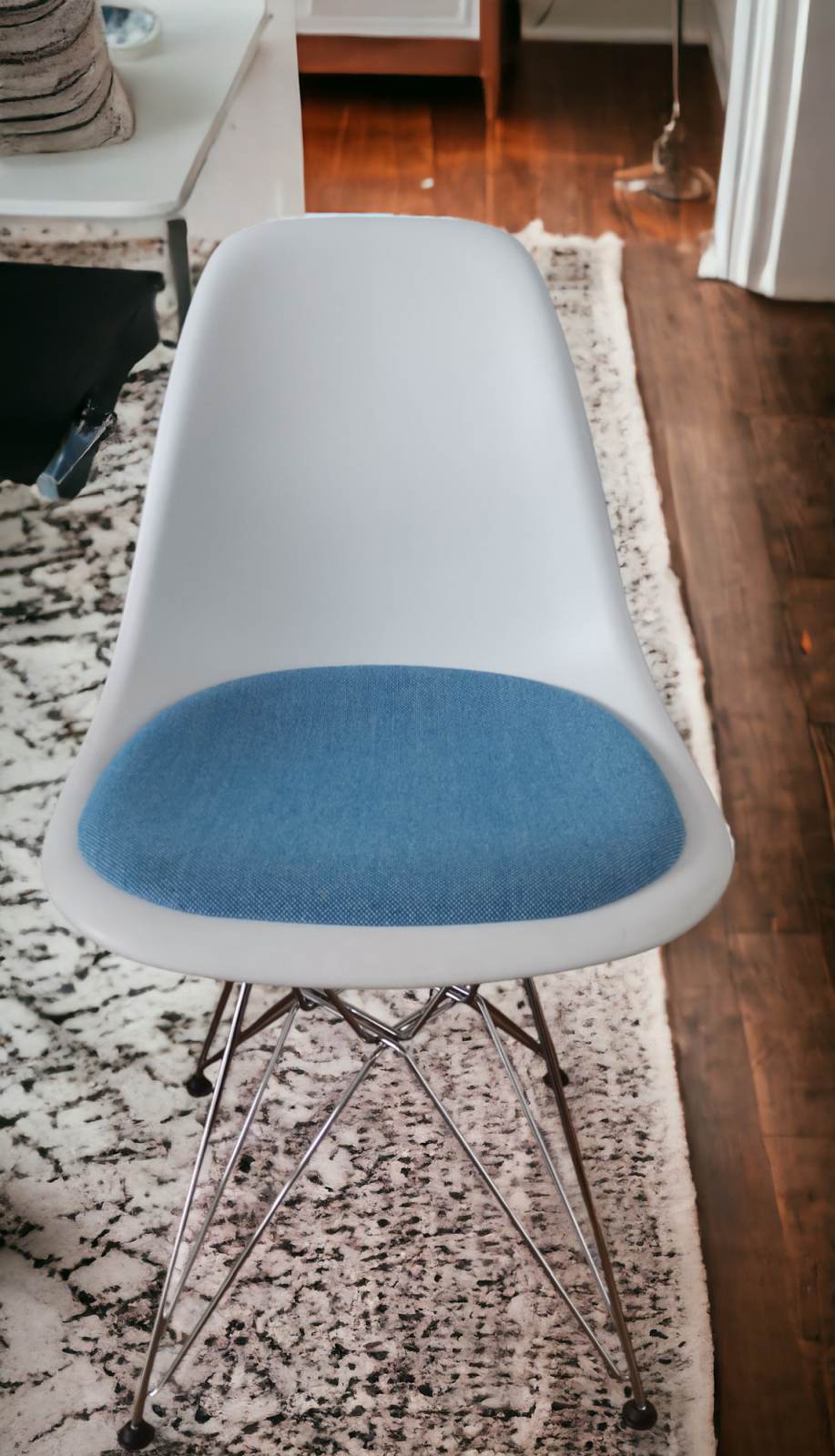 Eames Plastic Side Chair DSR chair with seat cushion Vitra chrome - Hopsak BLUE, WHITE EXHIBITION PIECE (3x available) 