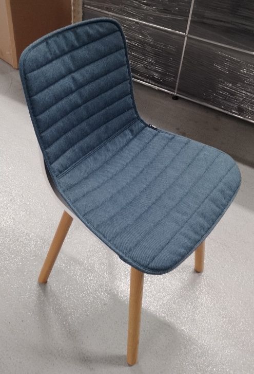 Vitra Hal Wood Stuhl mit blauem Stoffbezug und Eichenholzbeinen, modernes Design für Esszimmer.
