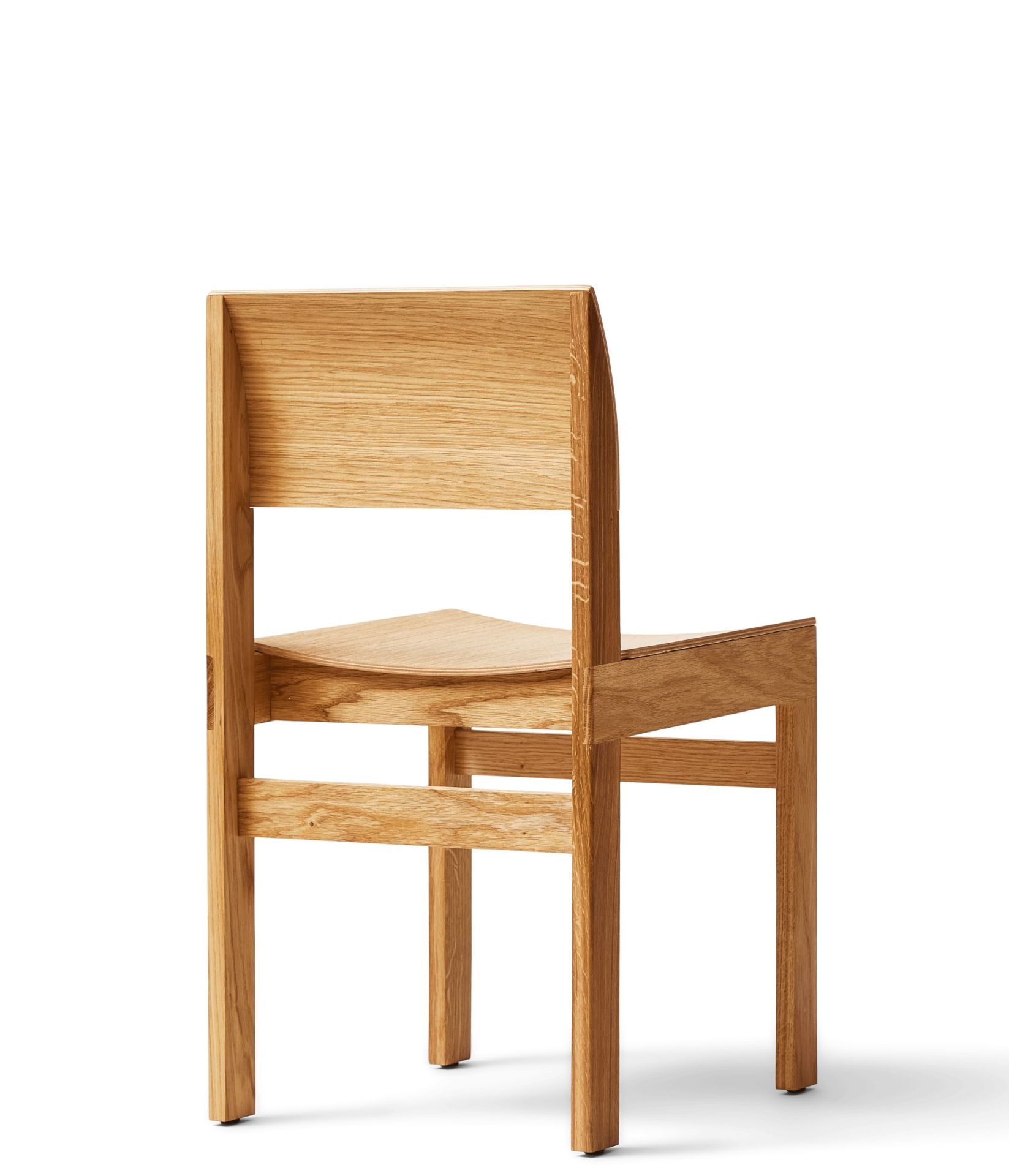 Sonder Stuhl von Form & Refine aus Eiche, minimalistisches Design für Esszimmer und Wohnbereich.