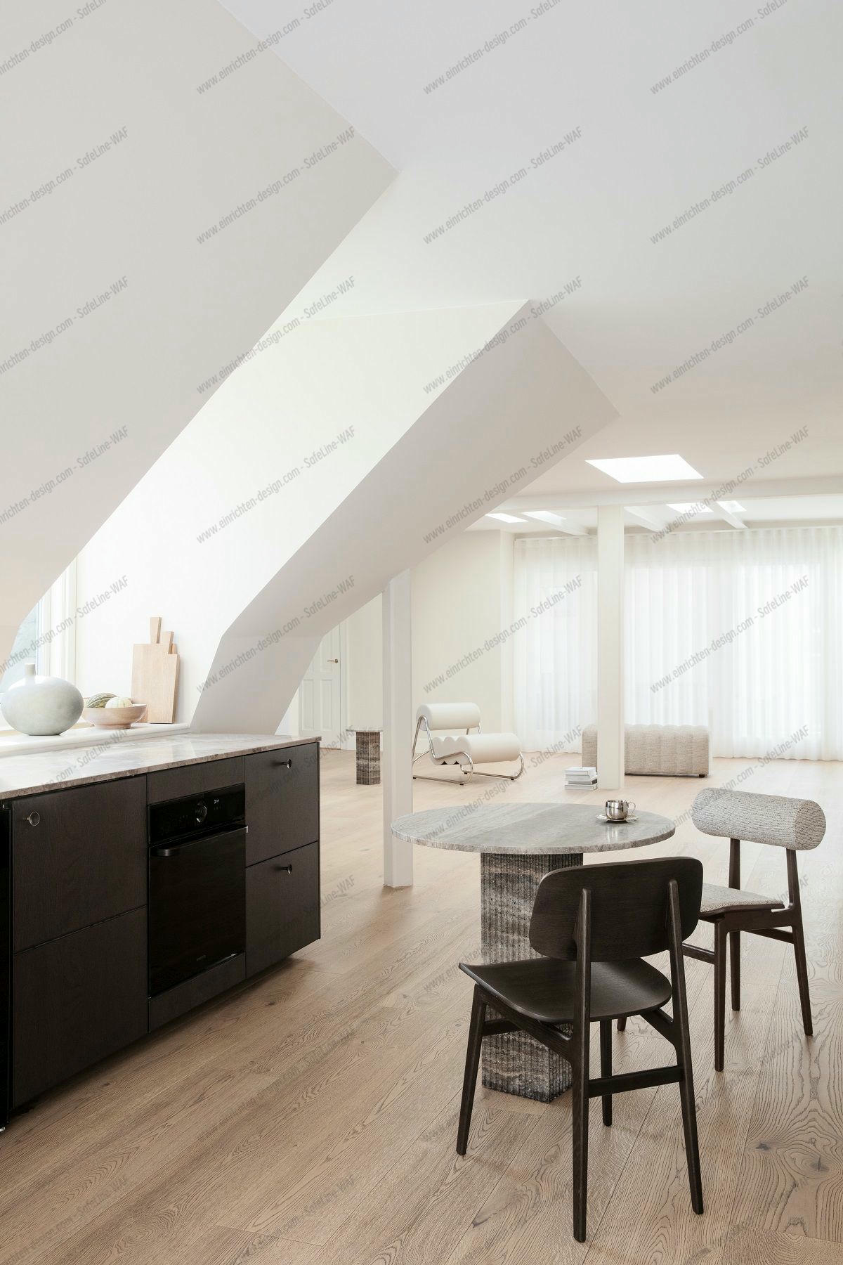 NORR11 Soho Esstisch aus Marmor mit zwei Stühlen in modernem, hellem Interieur.