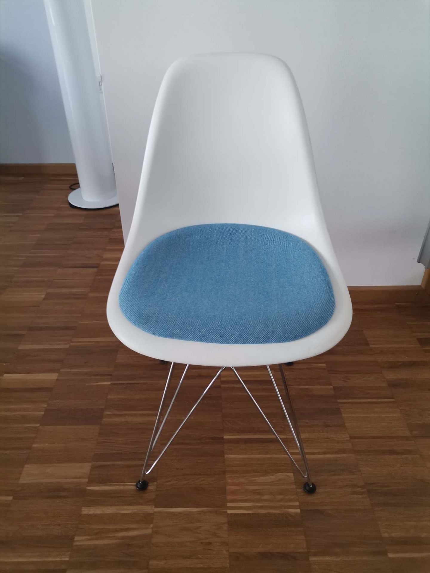 Eames Plastic Side Chair DSR chair with seat cushion Vitra chrome - Hopsak BLUE, WHITE EXHIBITION PIECE (3x available) 