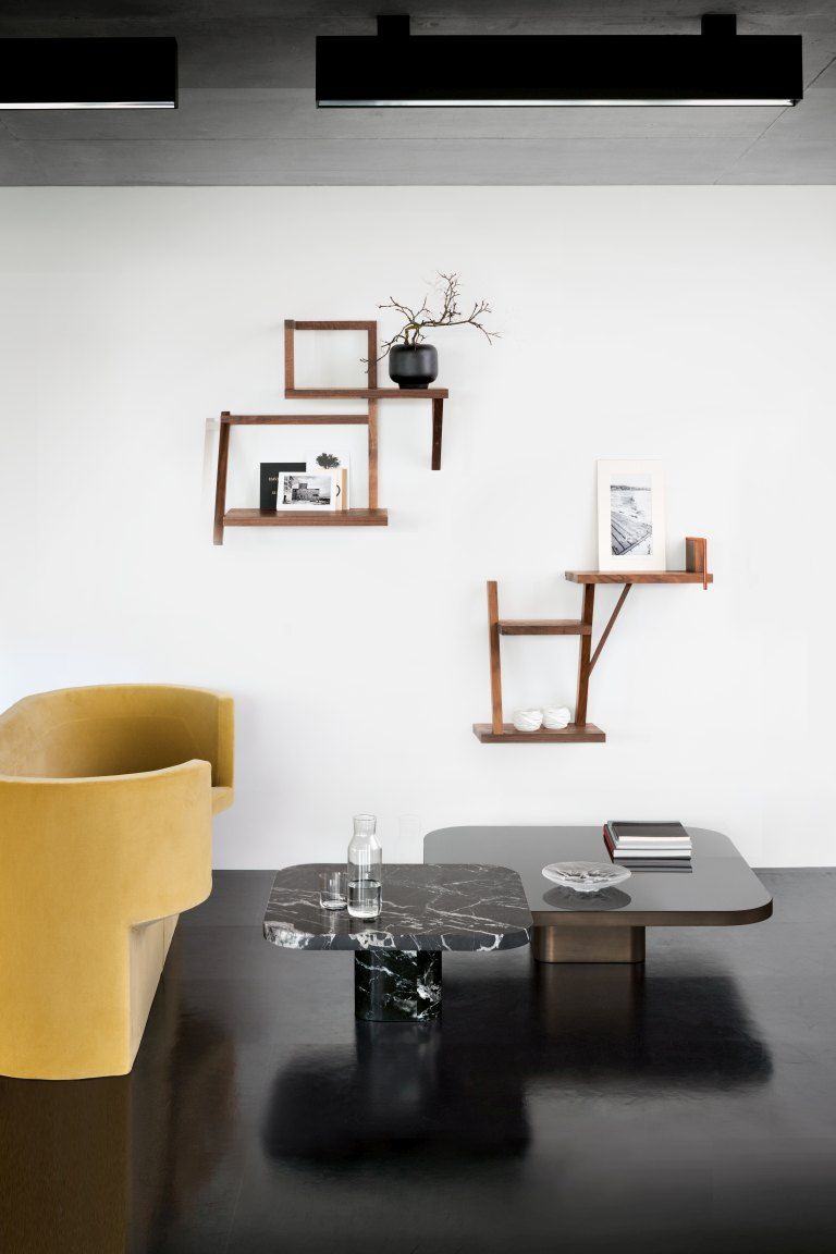 Bow Coffee Table von ClassiCon: Moderner Couchtisch mit Marmorplatte und schwarzem Untergestell im minimalistischen Wohnzimmer.