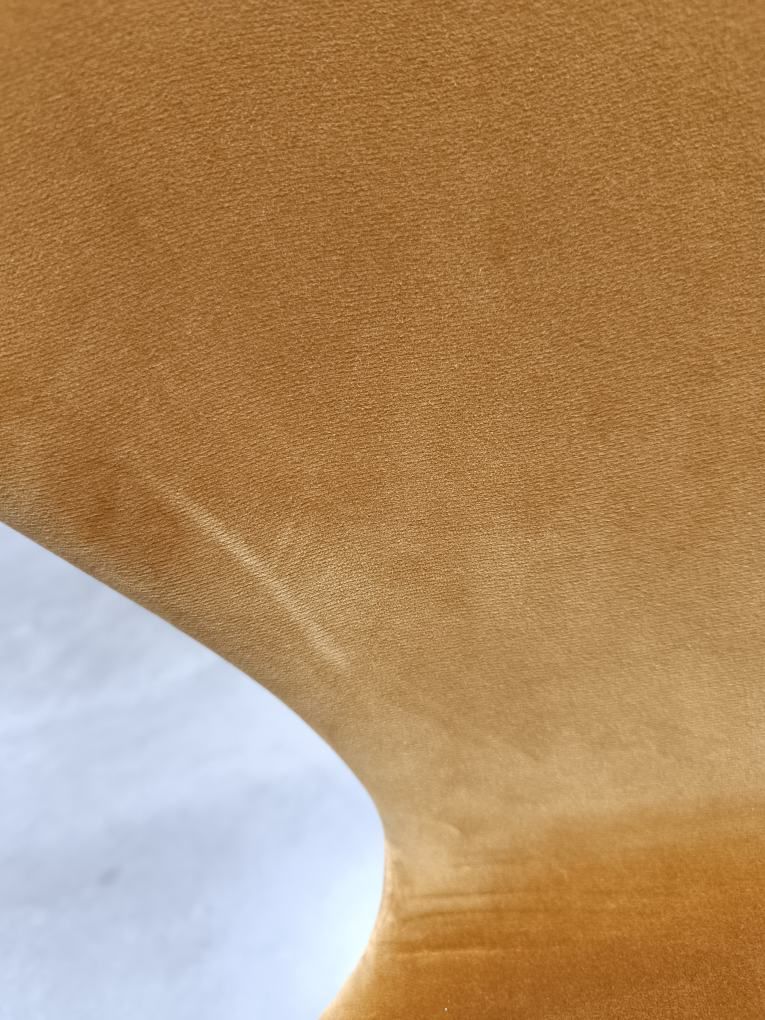 Series 7 3107 Velvet Chair Chair full upholstery velvet ochre/chrome Fritz Hansen INDIVIDUALS