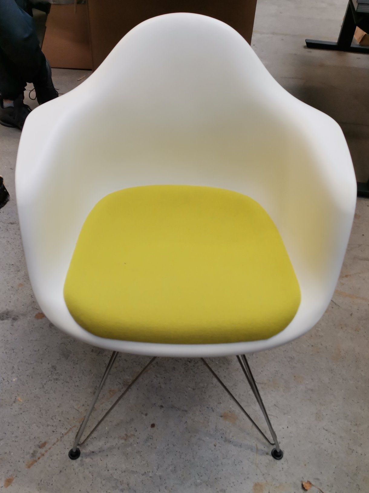 Eames Plastic Arm Chair DAR chair with seat cushion green / yellow Vitra IMPERFECT ITEMS