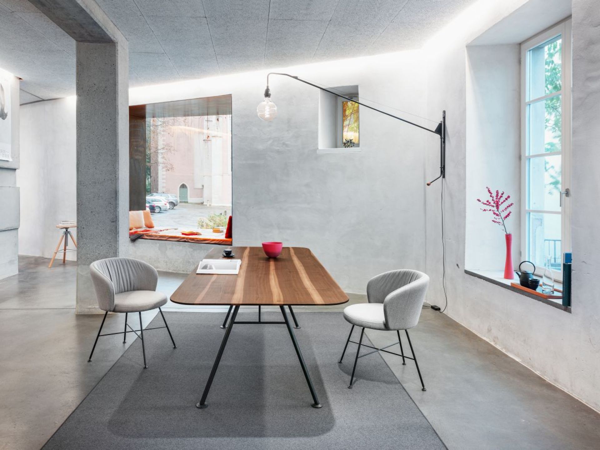Akio Steel Table Girsberger