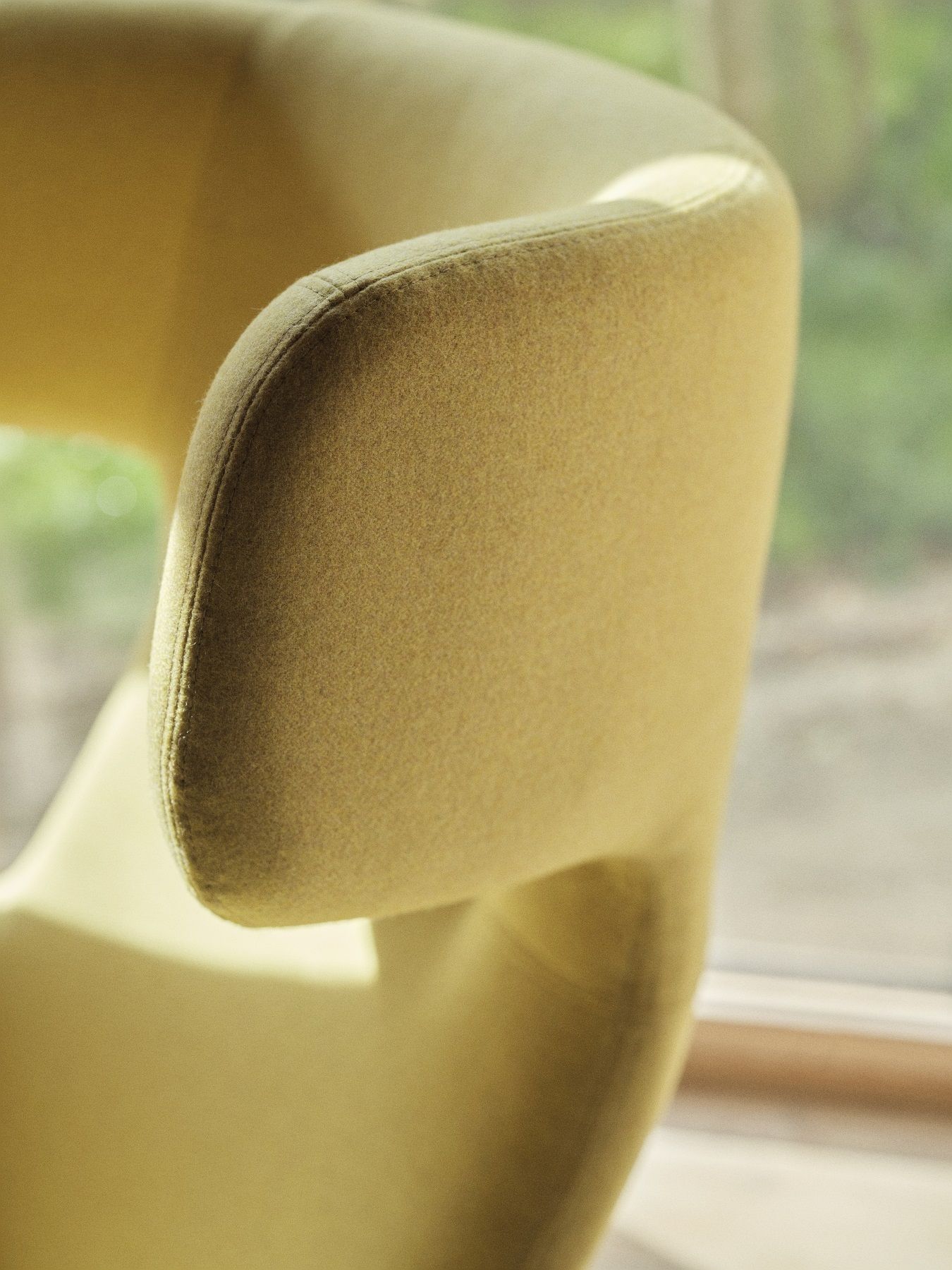 Detailaufnahme des Havana Armchair Ohrensessels Softline in Gelb, Fokus auf Armlehne und hochwertige Verarbeitung.