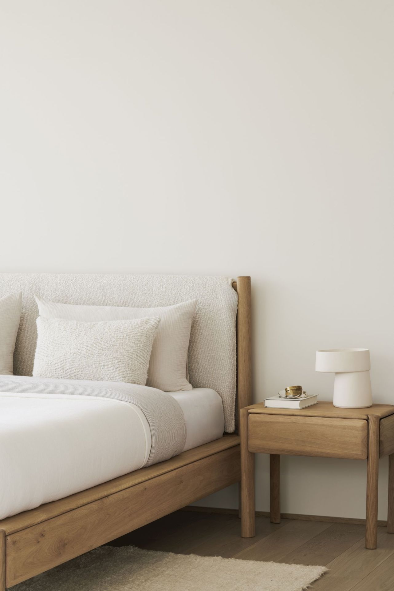 PI bed with headboard + upholstery Ethnicraft