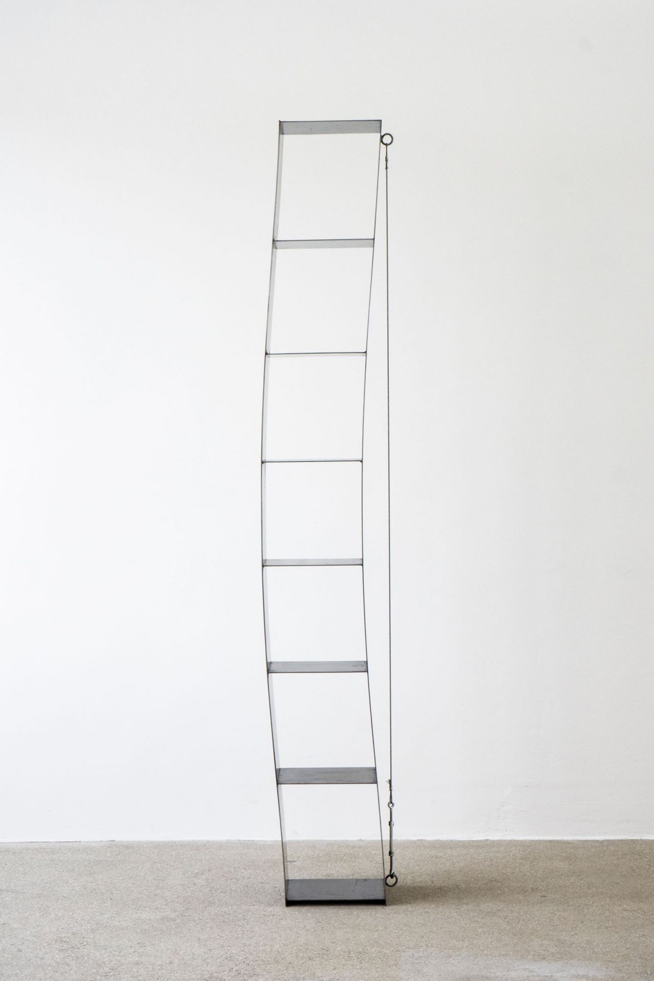 Gespanntes Regal Shelf Nils Holger Moormann