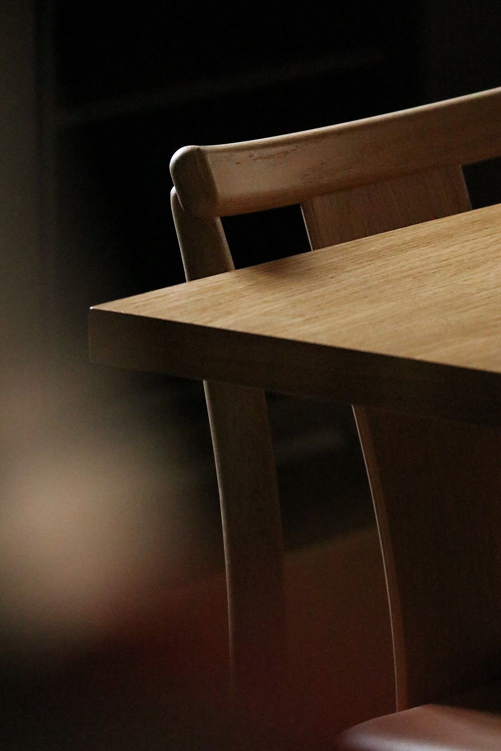 Detailaufnahme des Merkur Dining Chair Stuhls von Audo Copenhagen, Holzstuhl für Esszimmer und Wohnbereich.