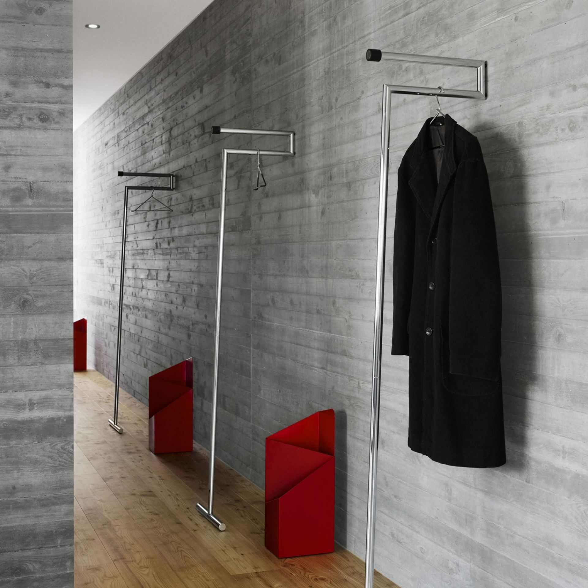 Via Mox Schirmständer in Rot: Moderner Garderobenständer mit roten Schirmständern in minimalistischem Design für Flur und Eingangsbereich.