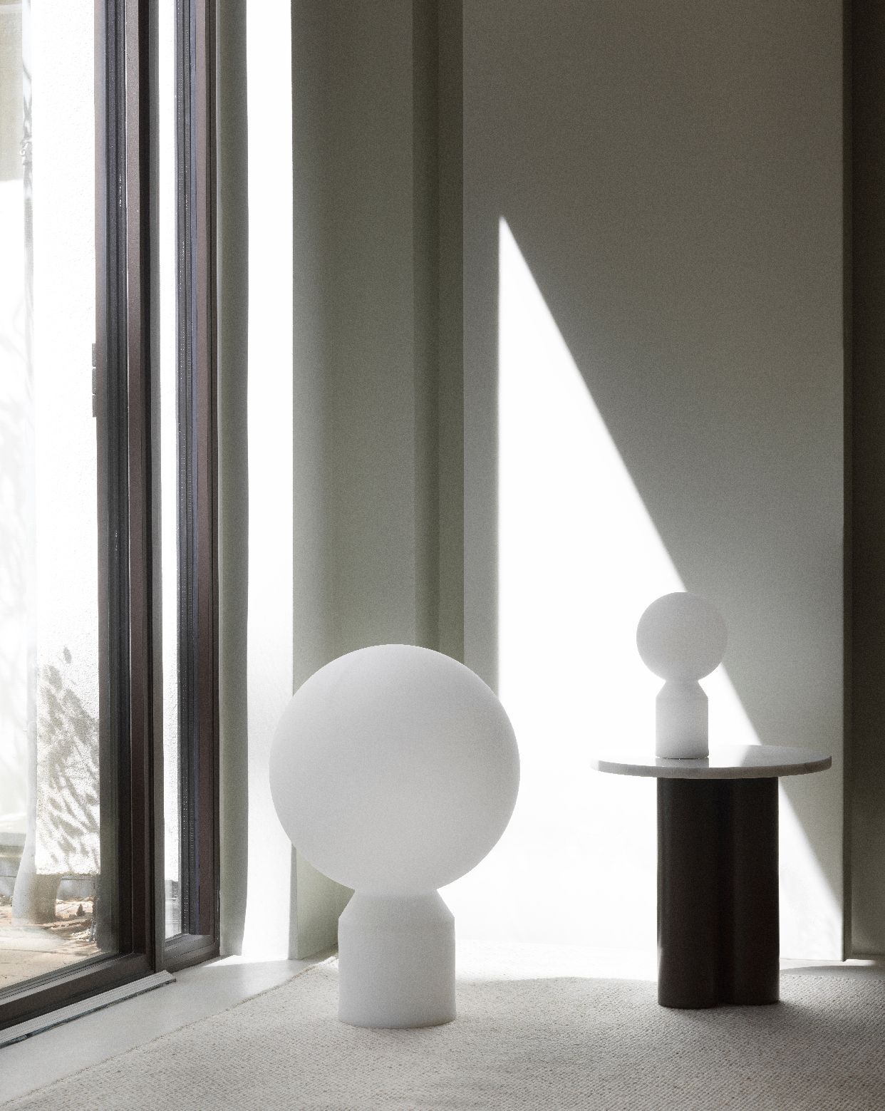 Weiße Yo Lamp Small Tischleuchte von Normann Copenhagen, moderne Akzentbeleuchtung für Wohnzimmer und Schlafzimmer.