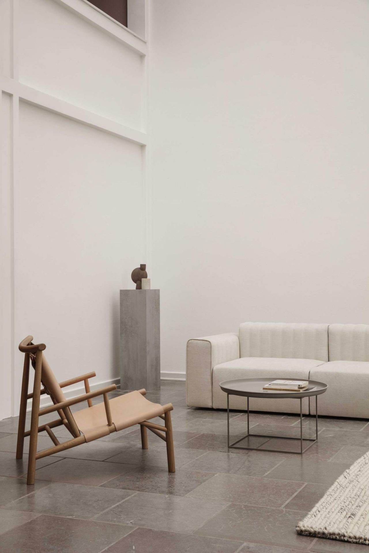 Samurai Lounge Chair Sessel von NORR11 mit hellem Leder und Holzgestell in modernem Wohnzimmer.