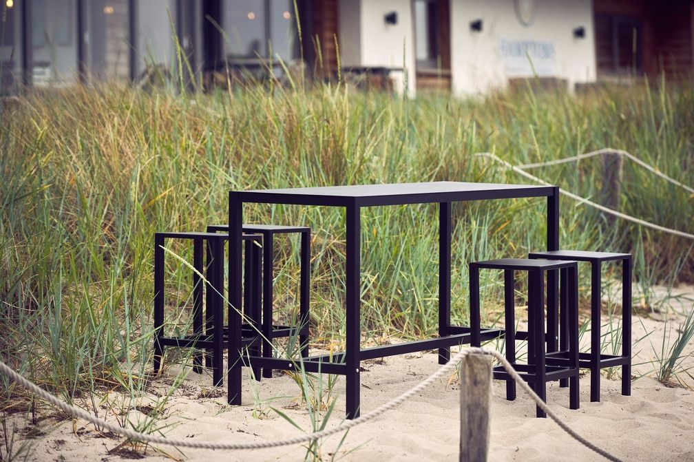 Happy Hour outdoor bar table Jan Kurtz