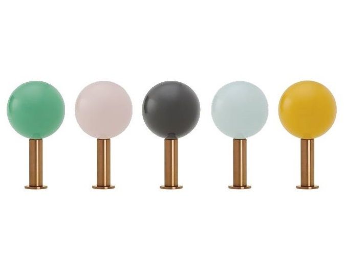 Dots Wandhaken Set von Schönbuch, 5 farbige Haken mit runden Köpfen und Messinghalterung.